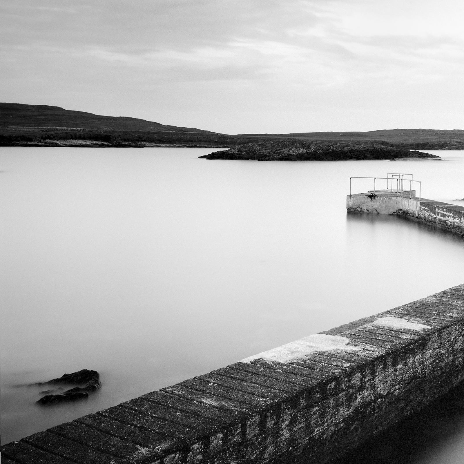 Pier, Bay, Shoreline, Irland, Schwarz-Weiß-Fotografie, Meereslandschaft, limitiert im Angebot 3