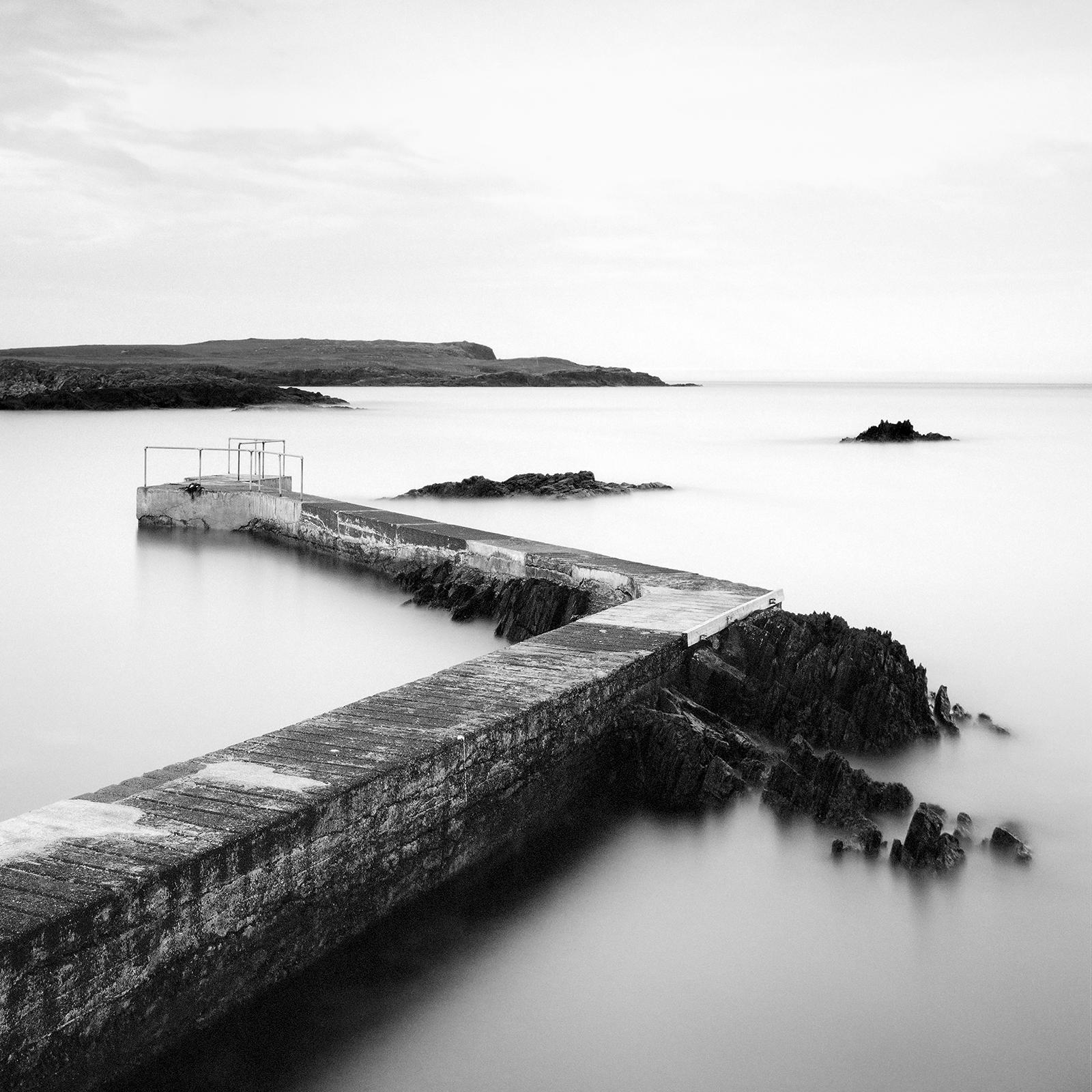Pier, Bay, Shoreline, Irland, Schwarz-Weiß-Fotografie, Meereslandschaft, limitiert im Angebot 4