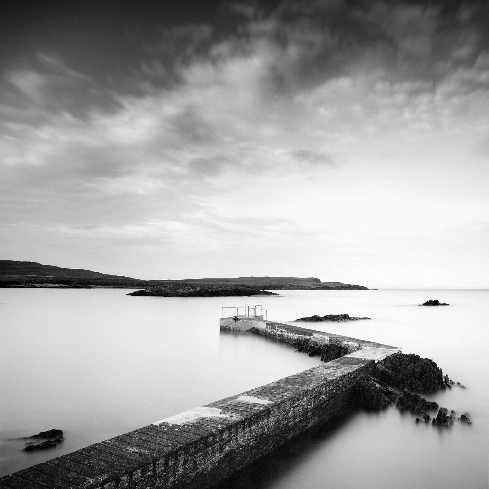 Gerald Berghammer Black and White Photograph – Pier, Bay, Shoreline, Irland, Schwarz-Weiß-Fotografie, Meereslandschaft, limitiert