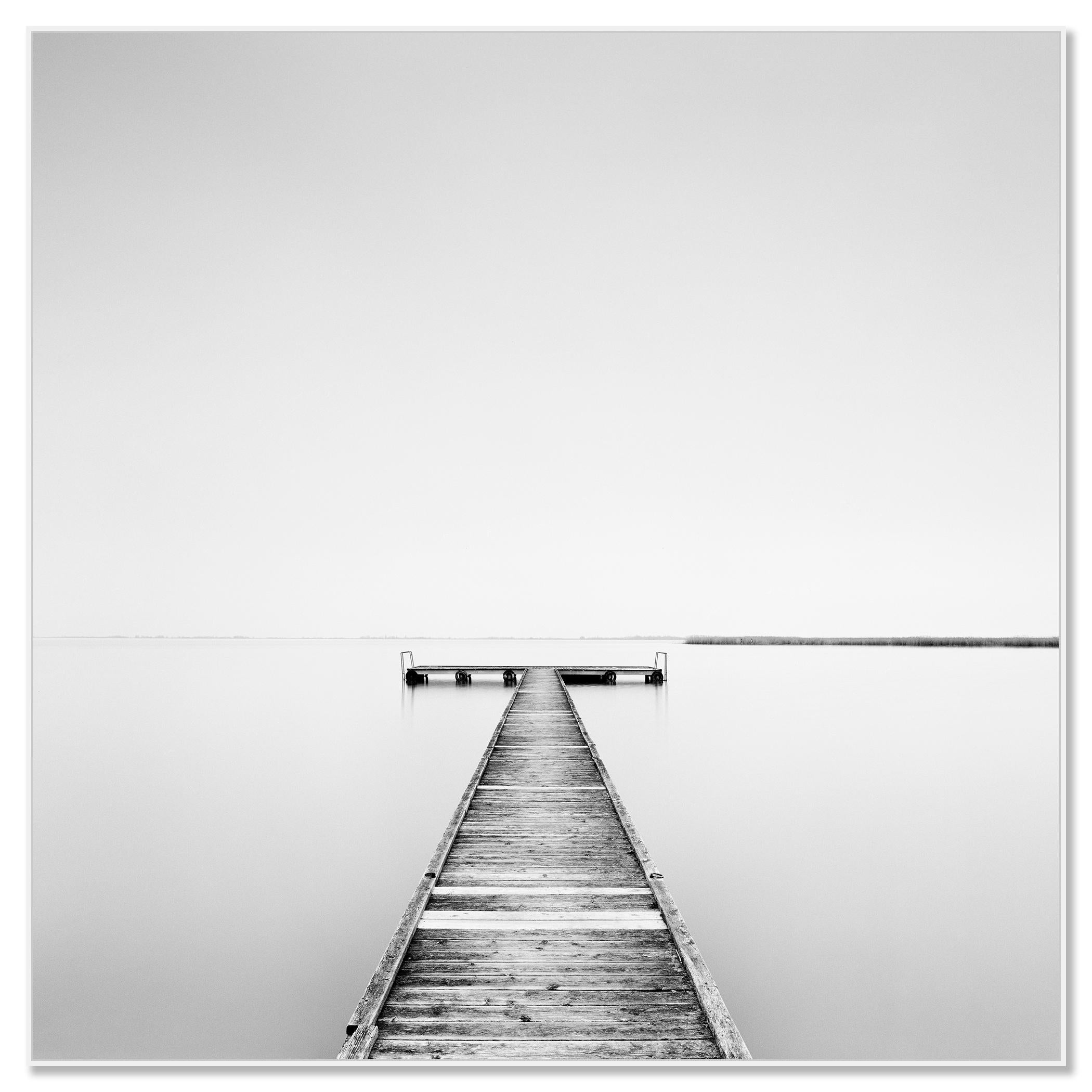 Pier, foggy morning, minimalist black white, photography, fine art landscape - Contemporain Photograph par Gerald Berghammer