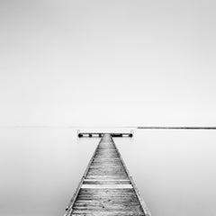 Pier, nebliges Morgen, minimalistisches Schwarzweiß, Fotografie, Kunstlandschaft