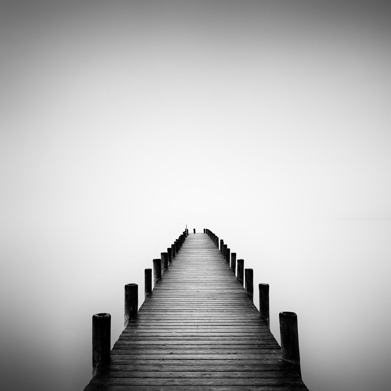 Black and White Photograph Gerald Berghammer - Jetée sur un lac brumeux, longue exposition, photographie d'art en noir et blanc d'un paysage aquatique