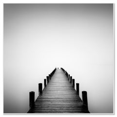 Pier on misty Lake, longue exposition, photo minimaliste monochrome, édition limitée