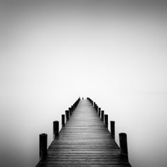 Pier on misty Lake, longue exposition, photo minimaliste monochrome, édition limitée
