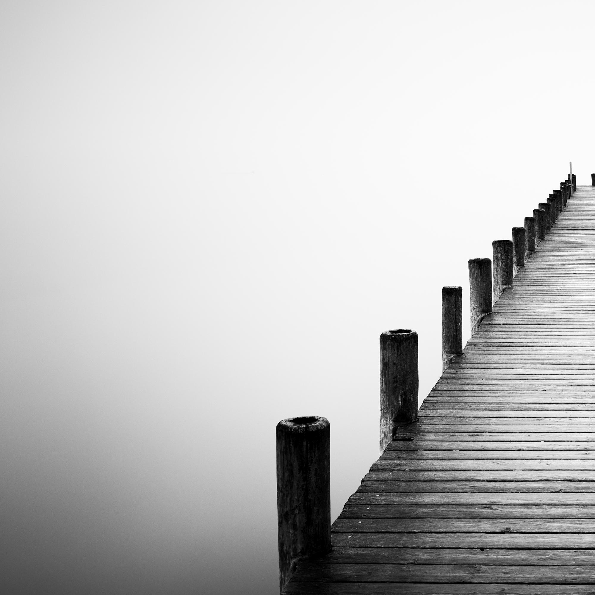 Panorama d'une jetée sur un lac brumeux, photographie noir et blanc en pose longue, limitée en vente 5