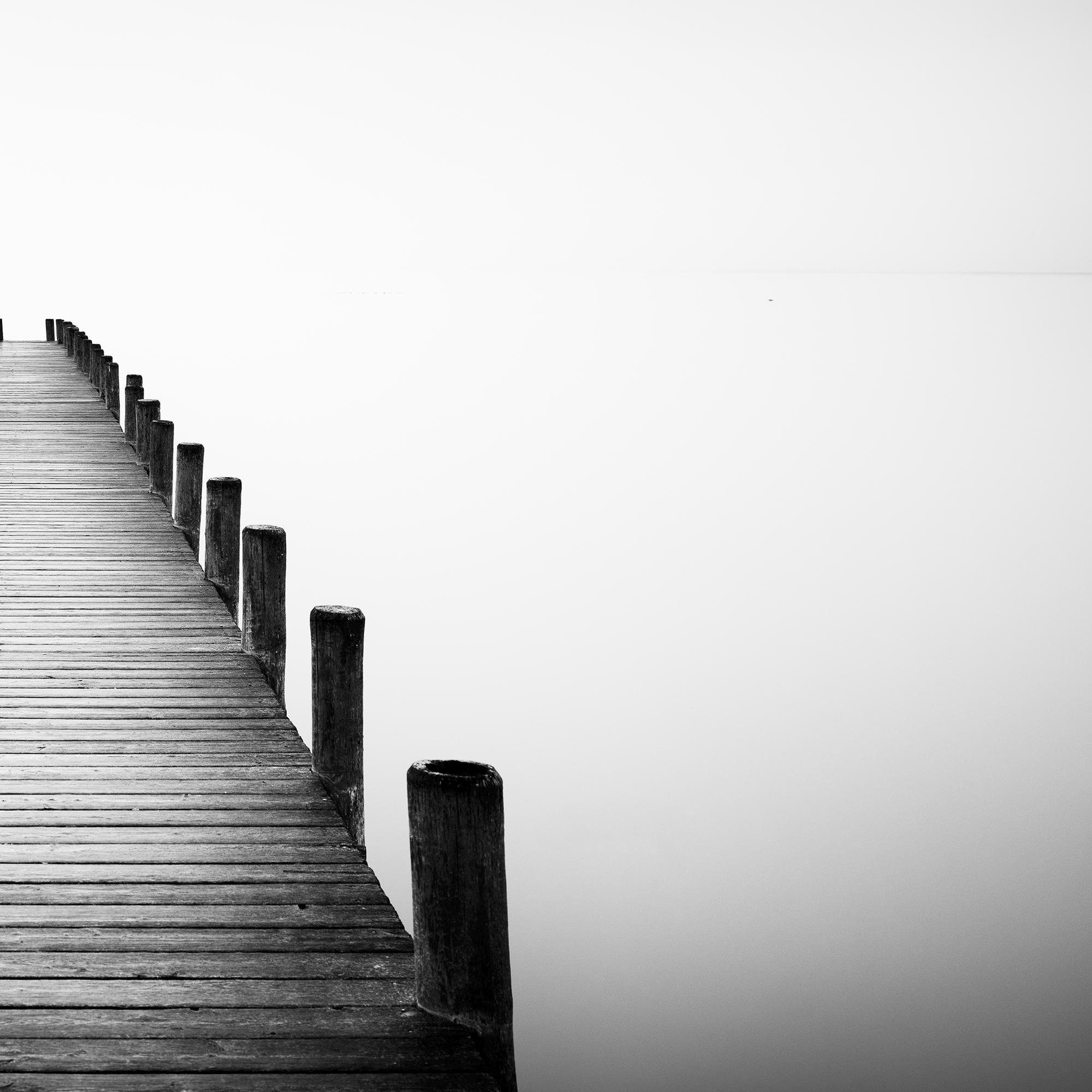 Panorama d'une jetée sur un lac brumeux, photographie noir et blanc en pose longue, limitée en vente 6