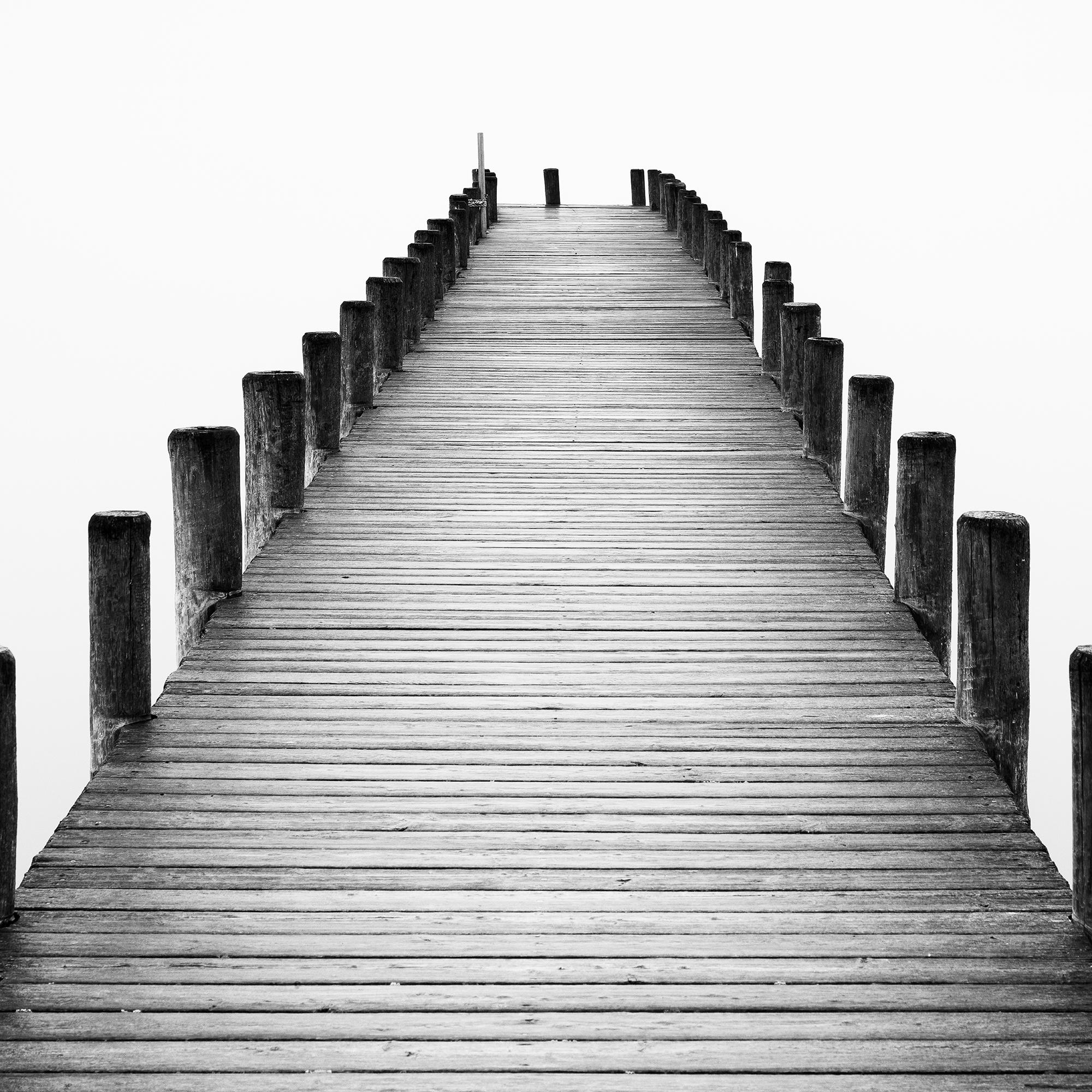 Panorama d'une jetée sur un lac brumeux, photographie noir et blanc en pose longue, limitée en vente 7