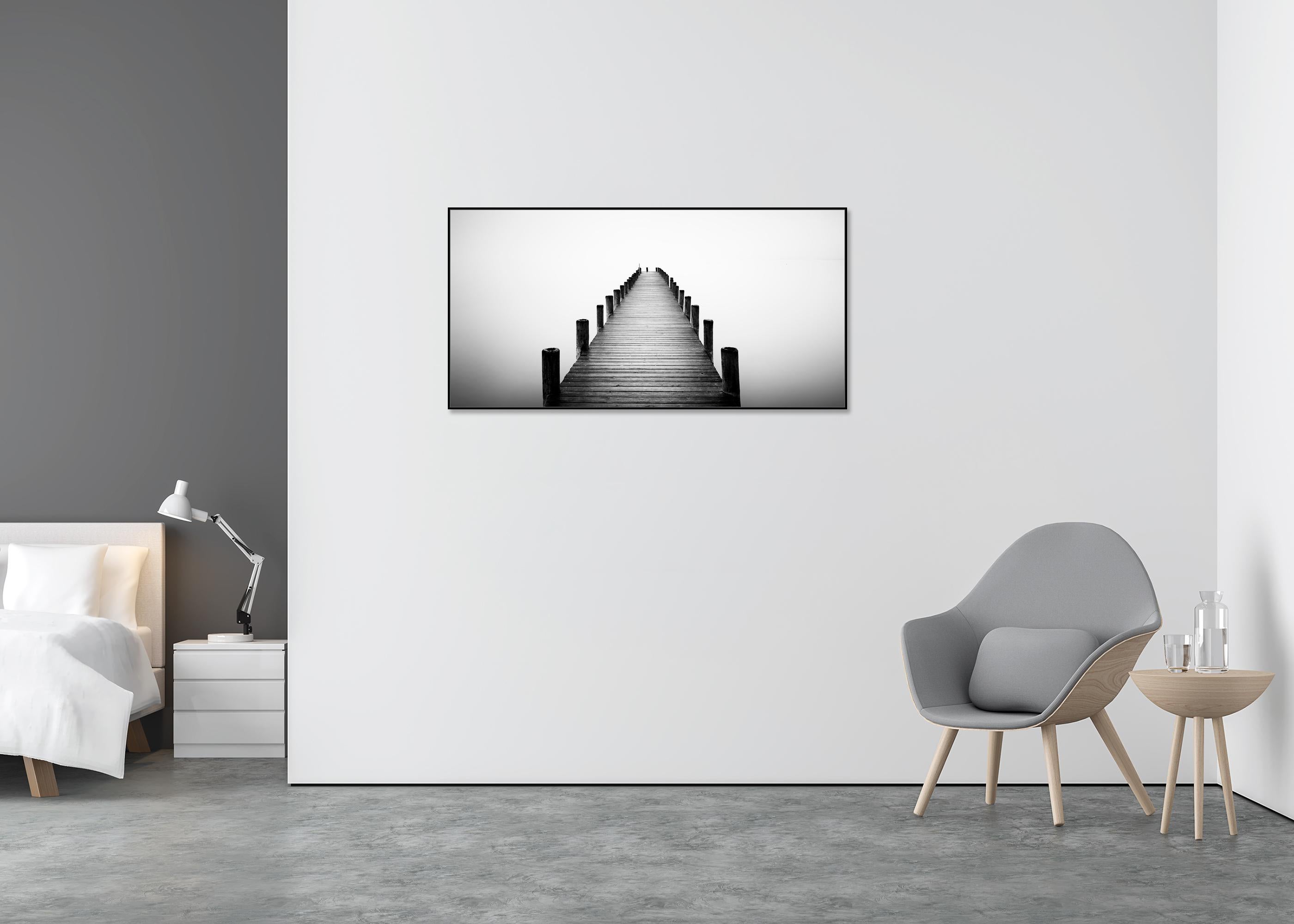 Panorama d'une jetée sur un lac brumeux, photographie noir et blanc en pose longue, limitée - Gris Color Photograph par Gerald Berghammer