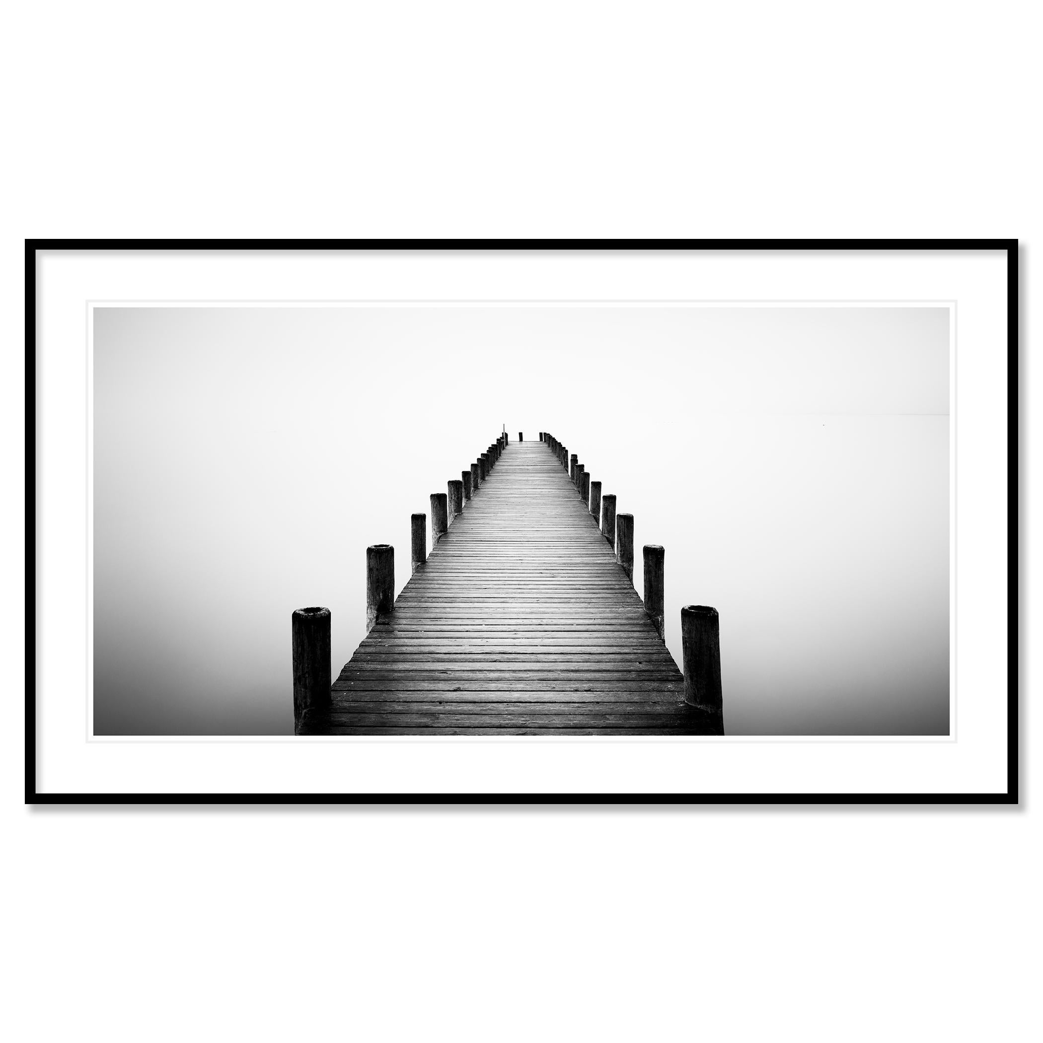 Panorama d'une jetée sur un lac brumeux, photographie noir et blanc en pose longue, limitée en vente 1