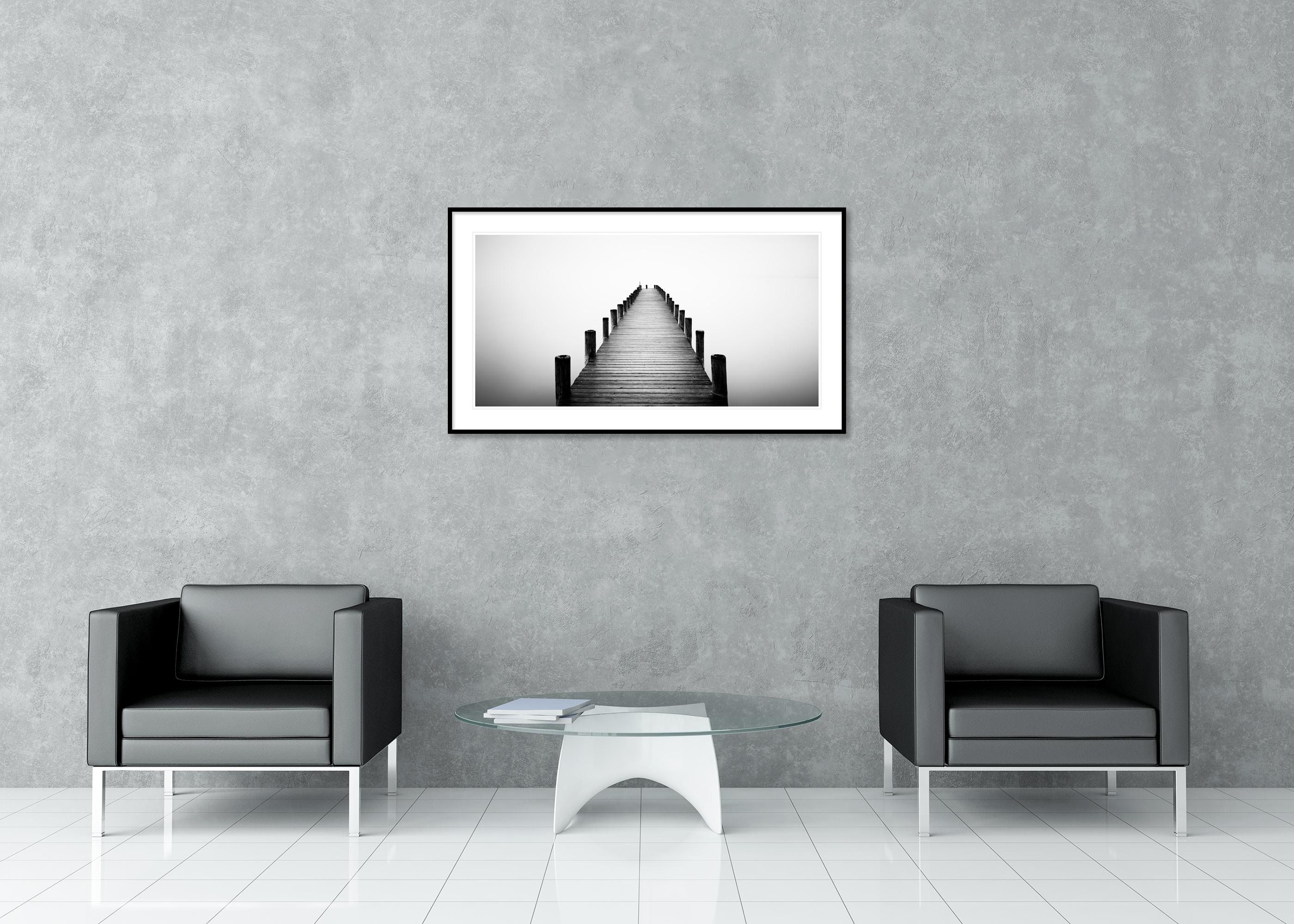 Panorama d'une jetée sur un lac brumeux, photographie noir et blanc en pose longue, limitée en vente 2