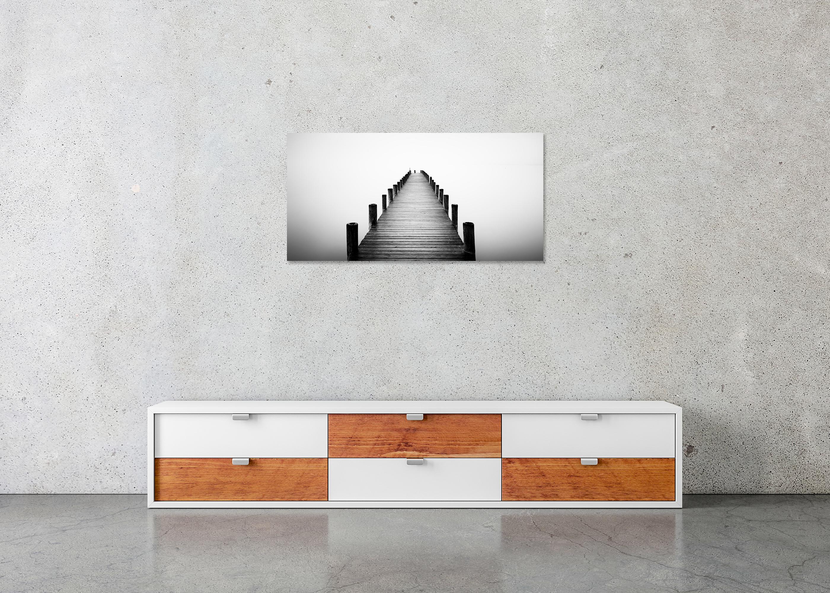 Panorama d'une jetée sur un lac brumeux, photographie noir et blanc en pose longue, limitée en vente 4