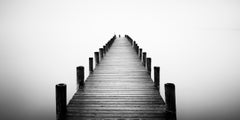 Panorama d'une jetée sur un lac brumeux, photo d'art en noir et blanc, longue exposition, paysage aquatique