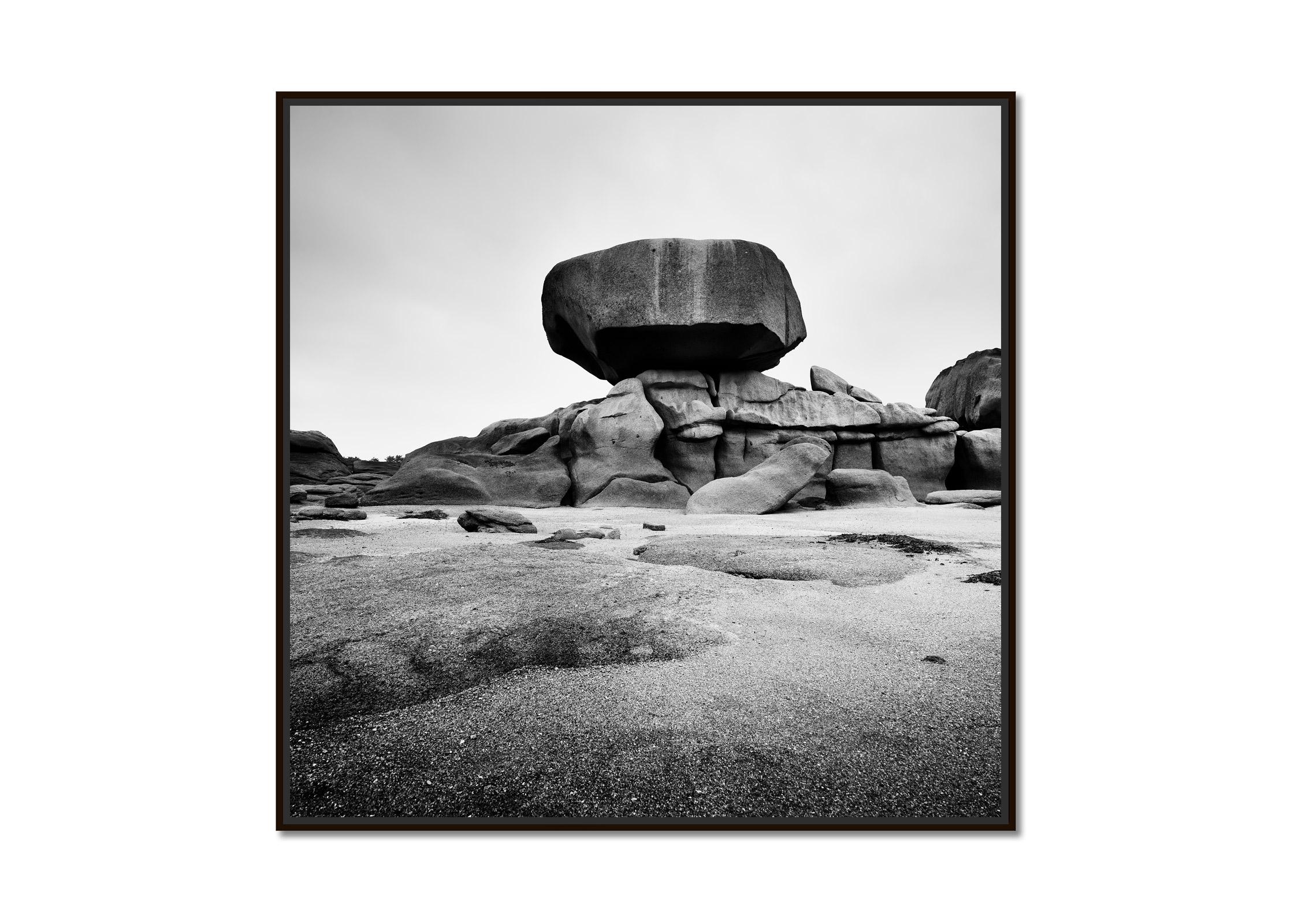 Rosa Granitküste, riesiger Felsen, Schwarz-Weiß-Fotografie, Fine Art Landschaft – Photograph von Gerald Berghammer
