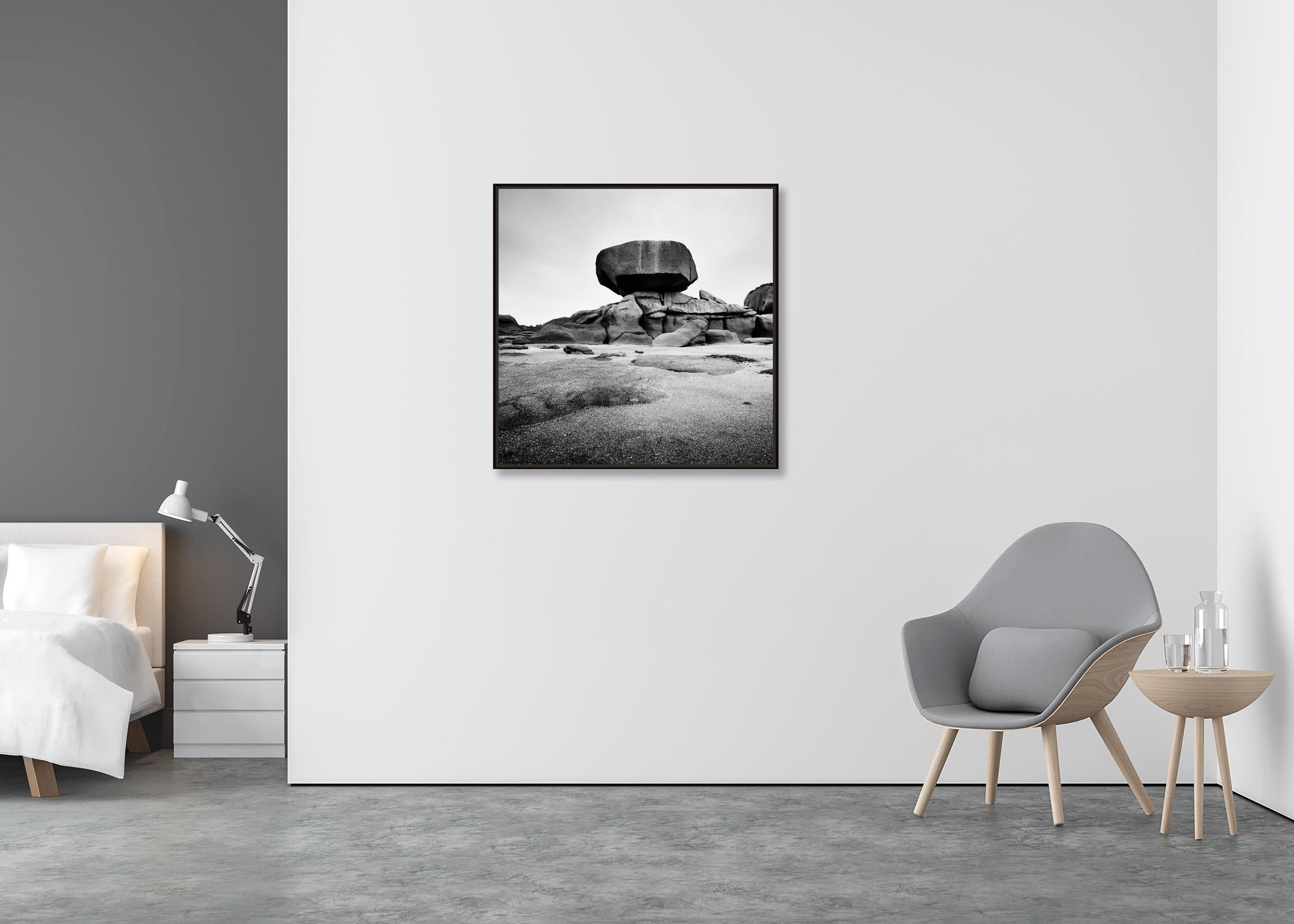 Côte de granit rose, énorme rocher, photographie noir et blanc, paysage fine art - Contemporain Photograph par Gerald Berghammer