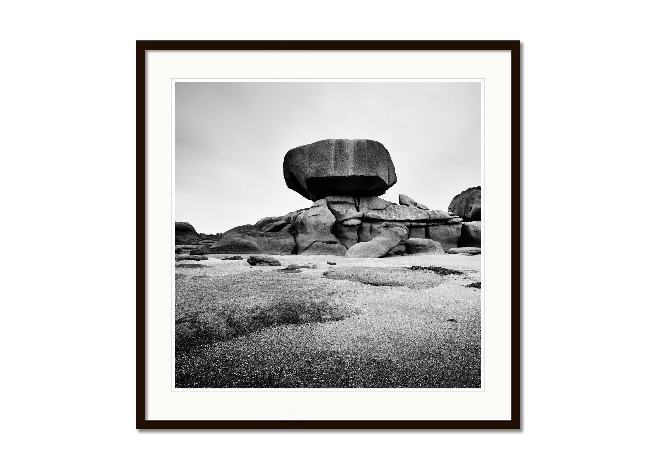 Rosa Granitküste, riesiger Felsen, Schwarz-Weiß-Fotografie, Fine Art Landschaft (Grau), Black and White Photograph, von Gerald Berghammer