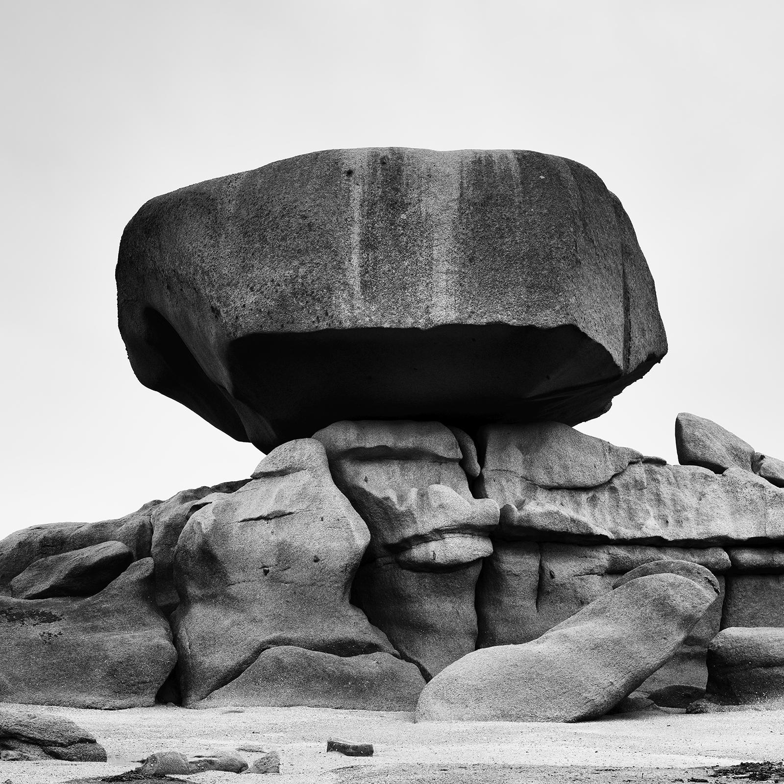 Rosa Granitküste, riesiger Felsen, Schwarz-Weiß-Fotografie, Fine Art Landschaft im Angebot 3