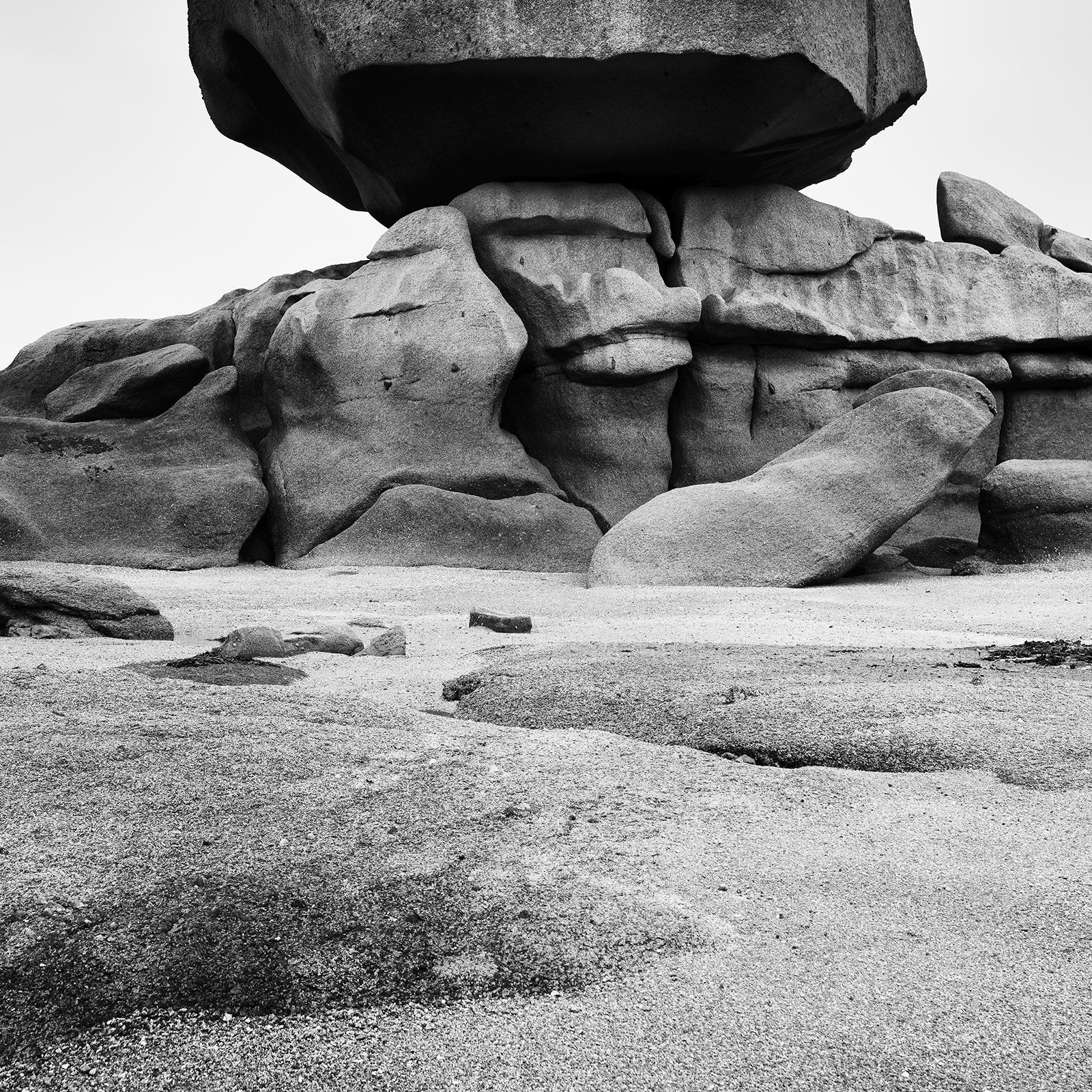 Côte de granit rose, énorme rocher, photographie noir et blanc, paysage fine art en vente 4