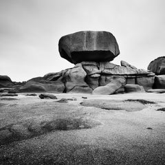 Rosa Granitküste, riesiger Felsen, Schwarz-Weiß-Fotografie, Fine Art Landschaft
