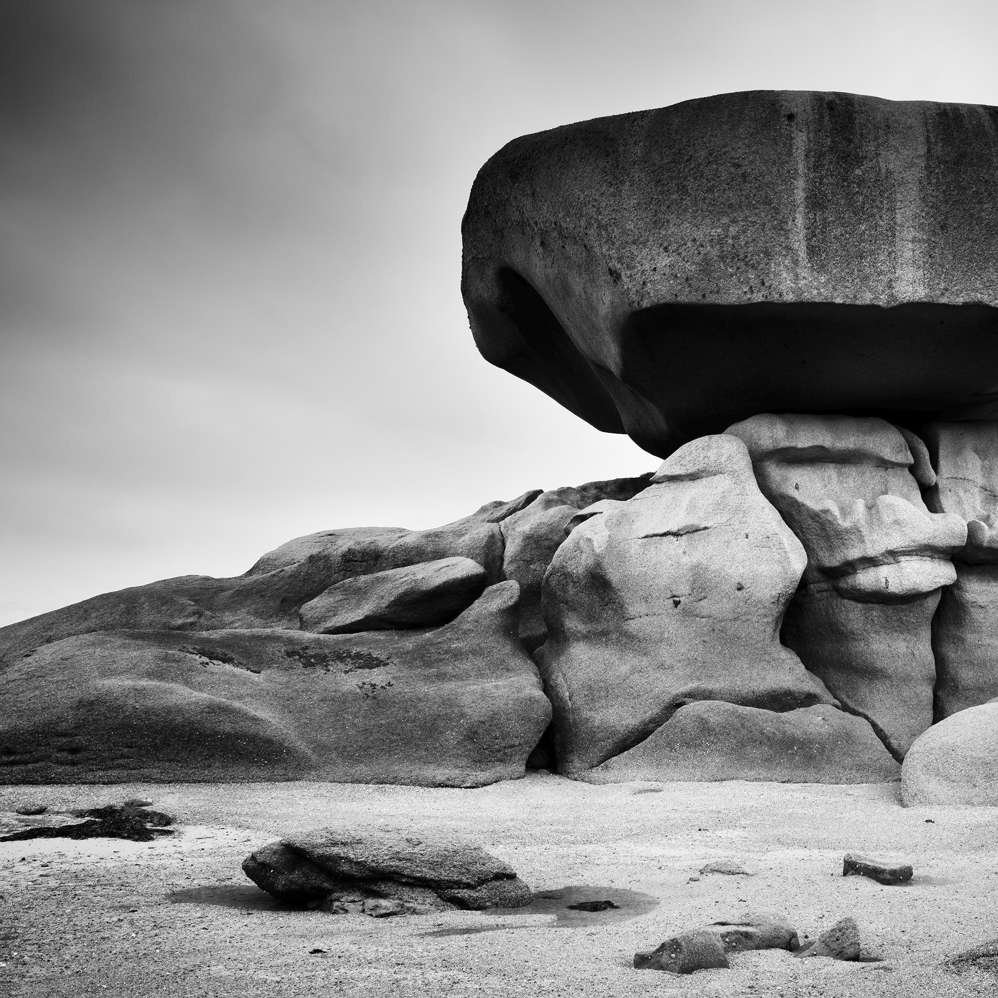 Côte de Granit Rose, formations rocheuses, noir et blanc, paysage, photographie en vente 5