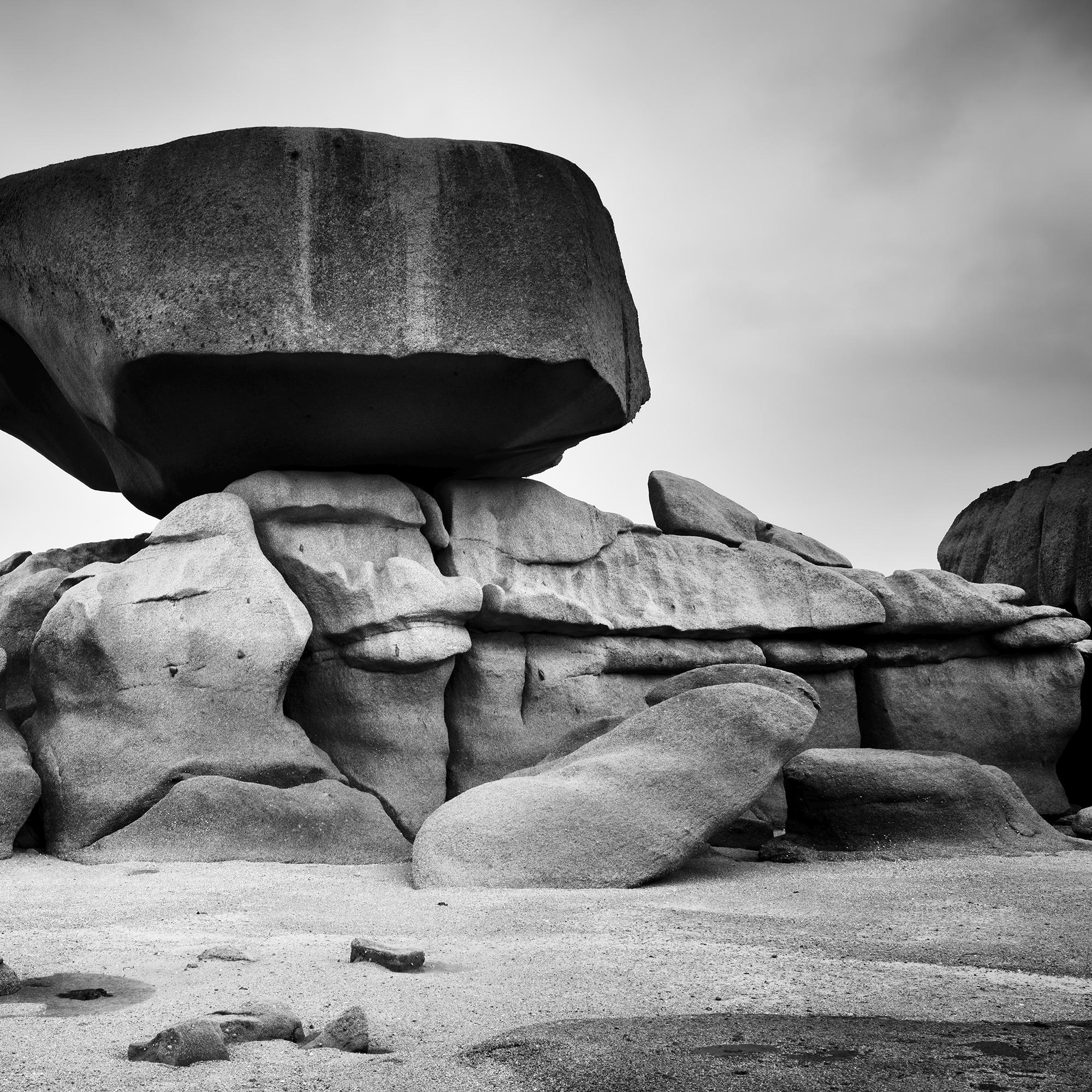 Côte de Granit Rose, formations rocheuses, noir et blanc, paysage, photographie en vente 6