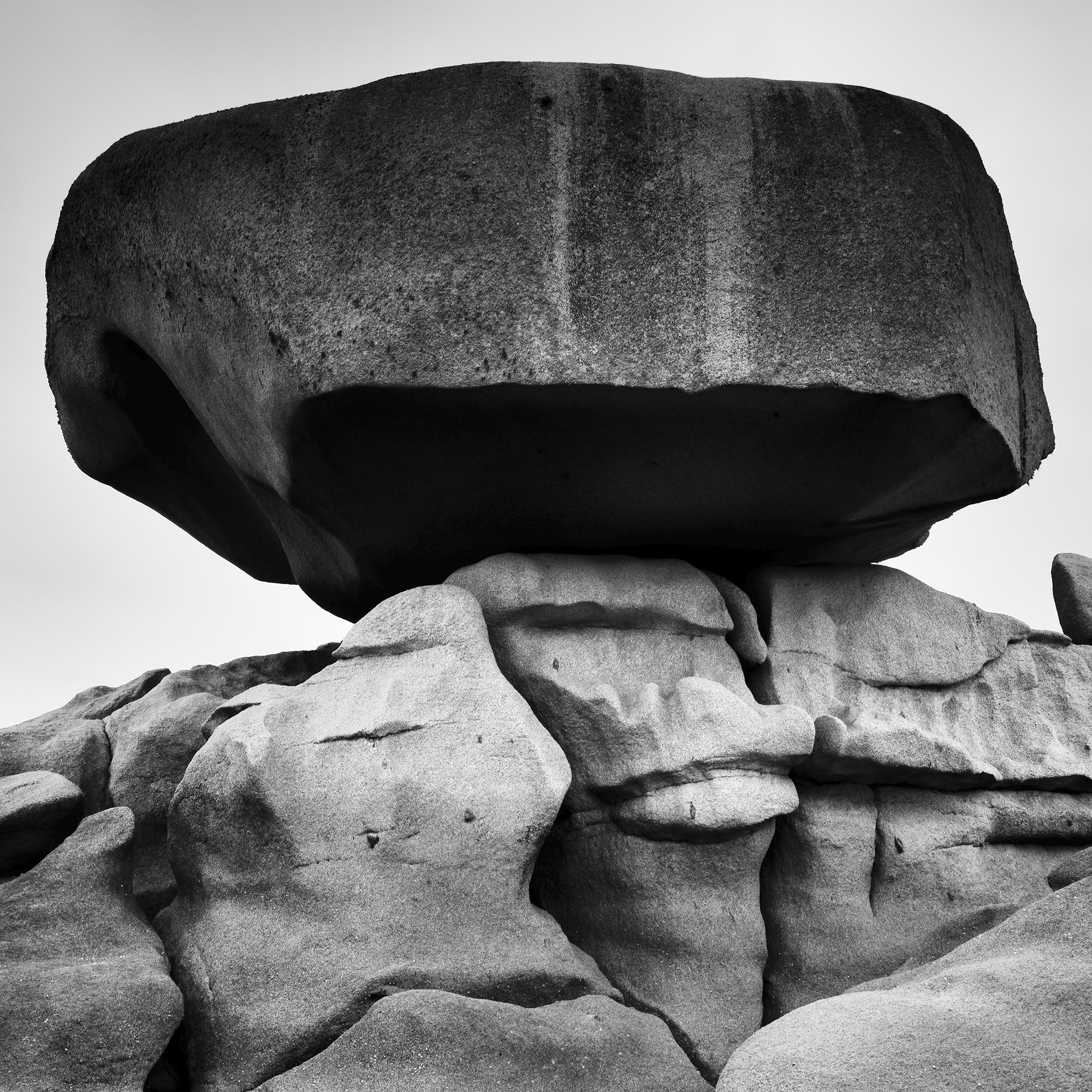 Côte de Granit Rose, formations rocheuses, noir et blanc, paysage, photographie en vente 7