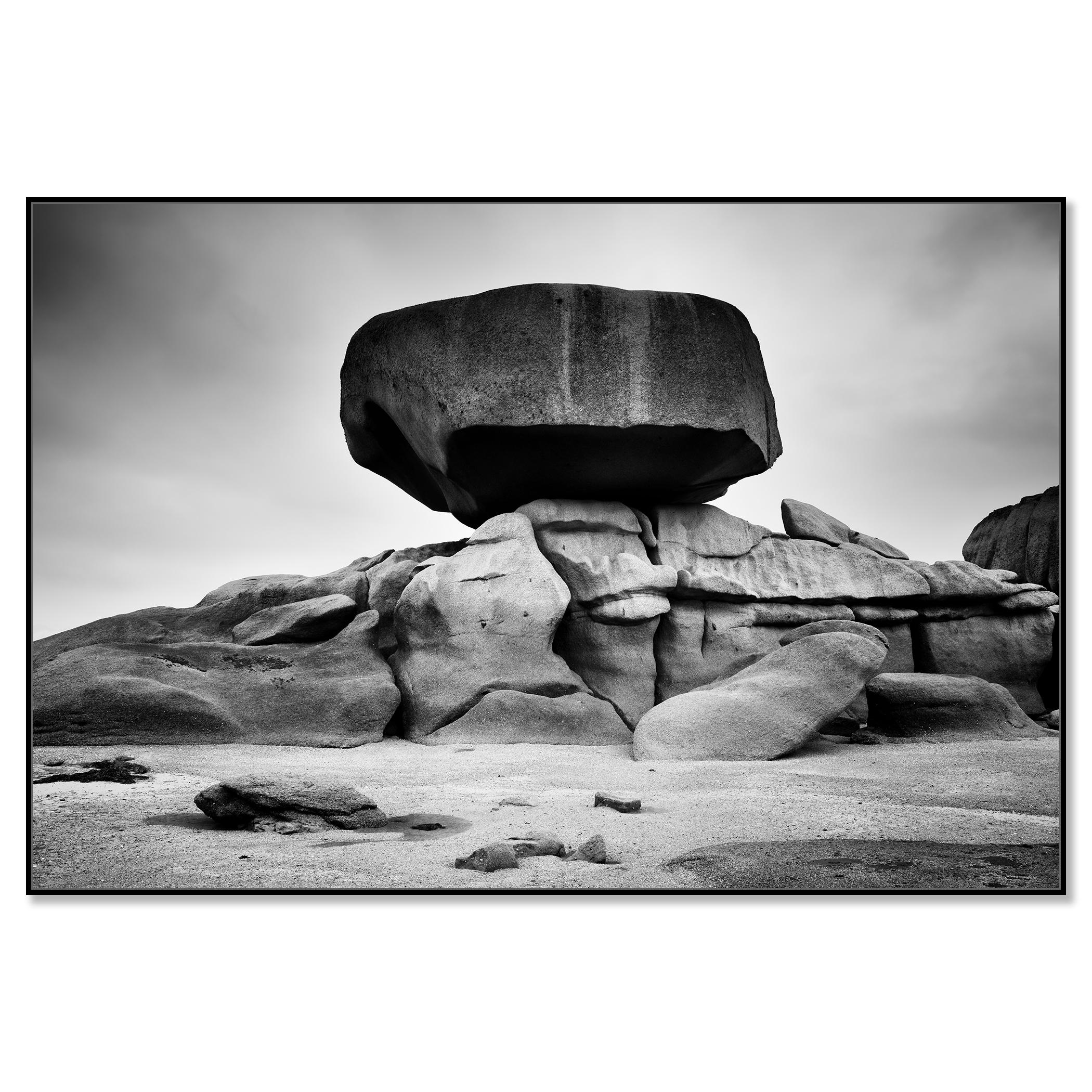Côte de Granit Rose, formations rocheuses, noir et blanc, paysage, photographie - Photograph de Gerald Berghammer