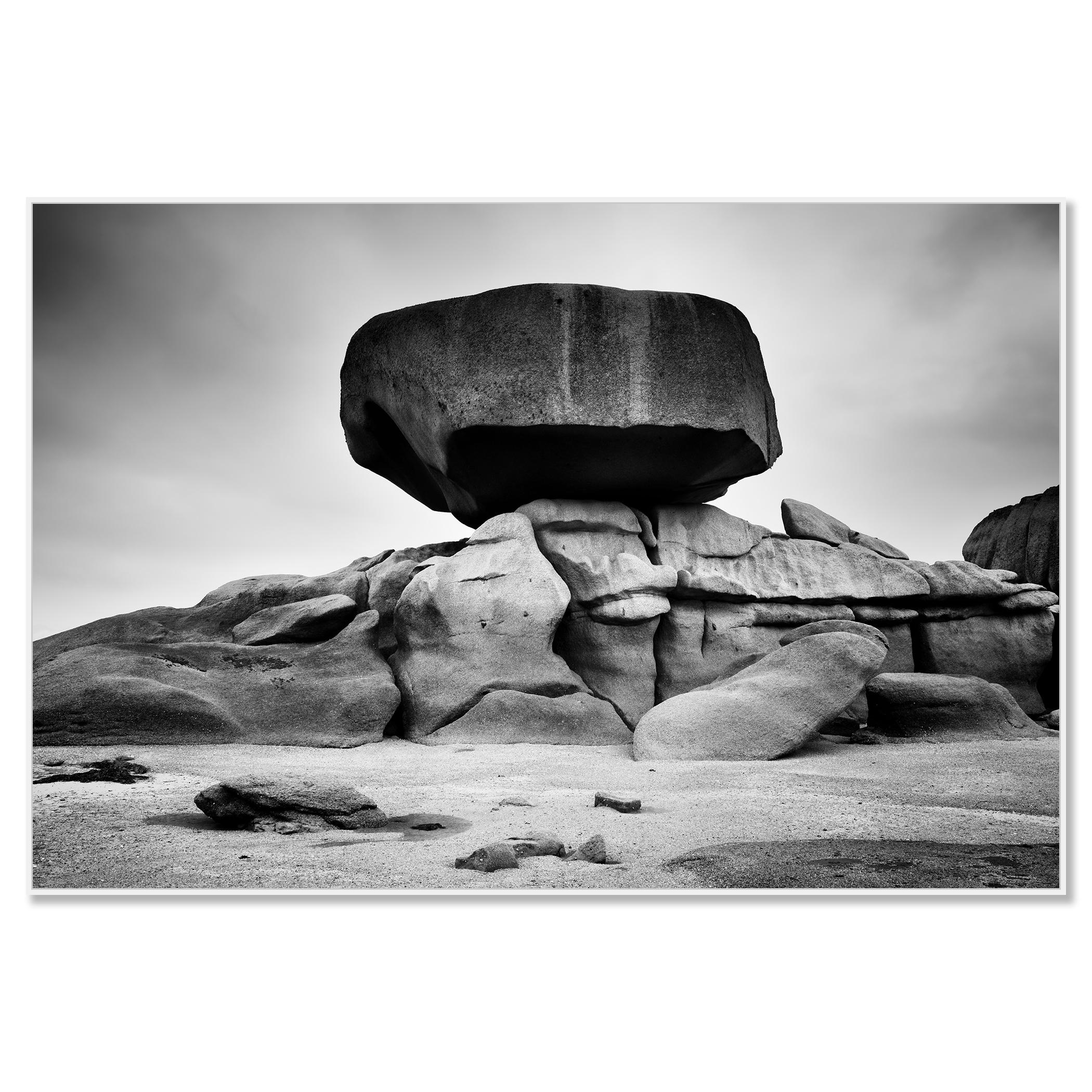 Côte de Granit Rose, formations rocheuses, noir et blanc, paysage, photographie - Contemporain Photograph par Gerald Berghammer