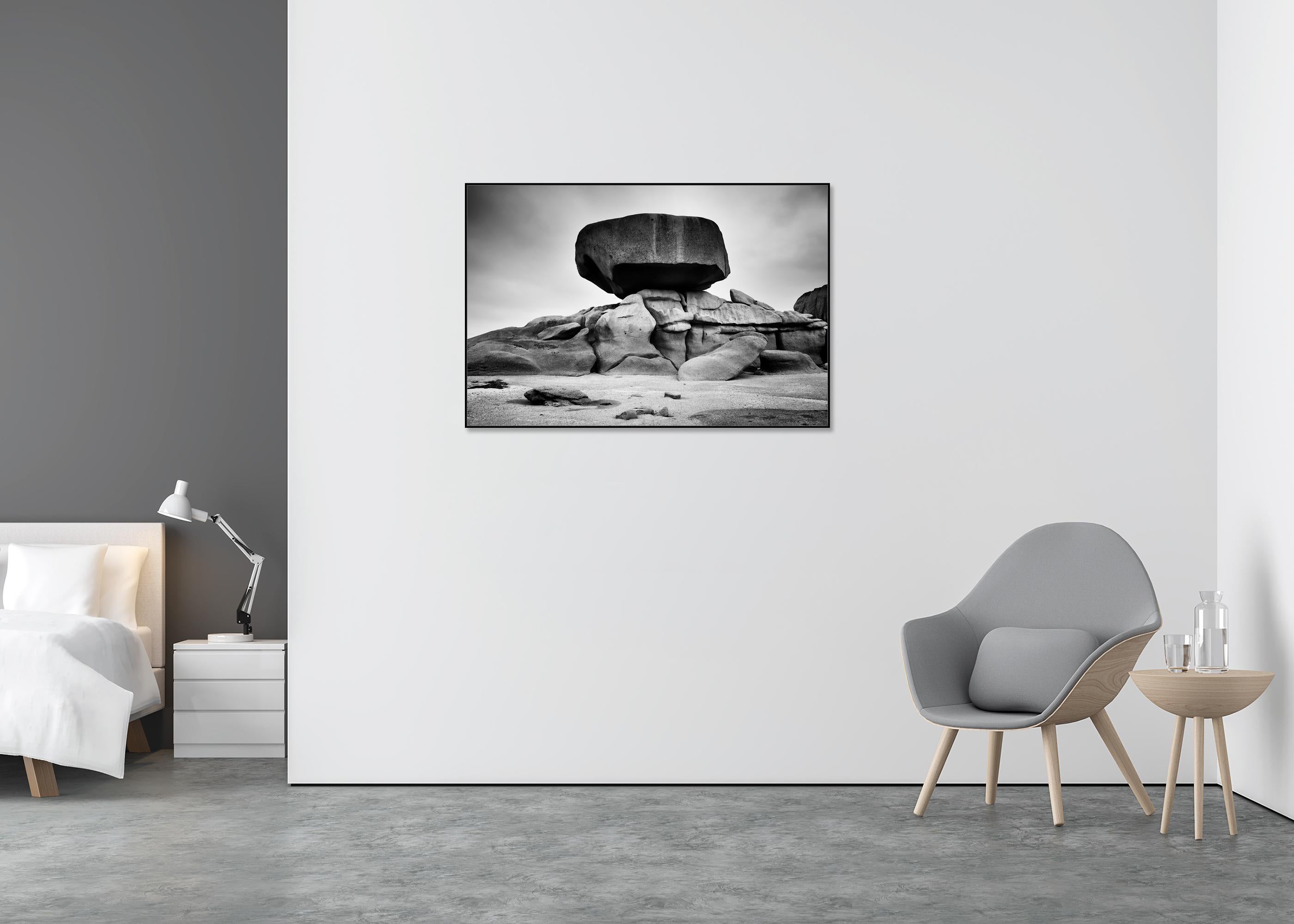 Côte de Granit Rose, formations rocheuses, noir et blanc, paysage, photographie - Gris Landscape Photograph par Gerald Berghammer