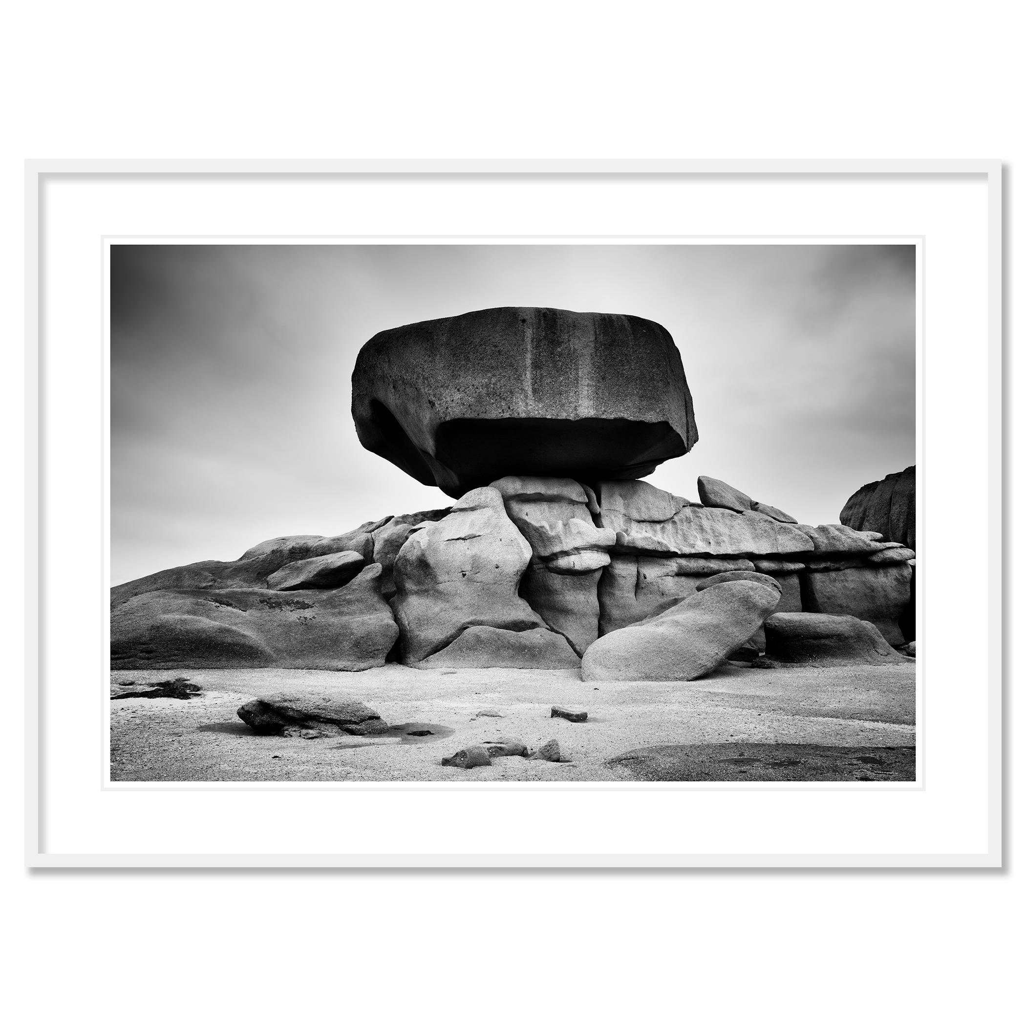 Côte de Granit Rose, formations rocheuses, noir et blanc, paysage, photographie en vente 1