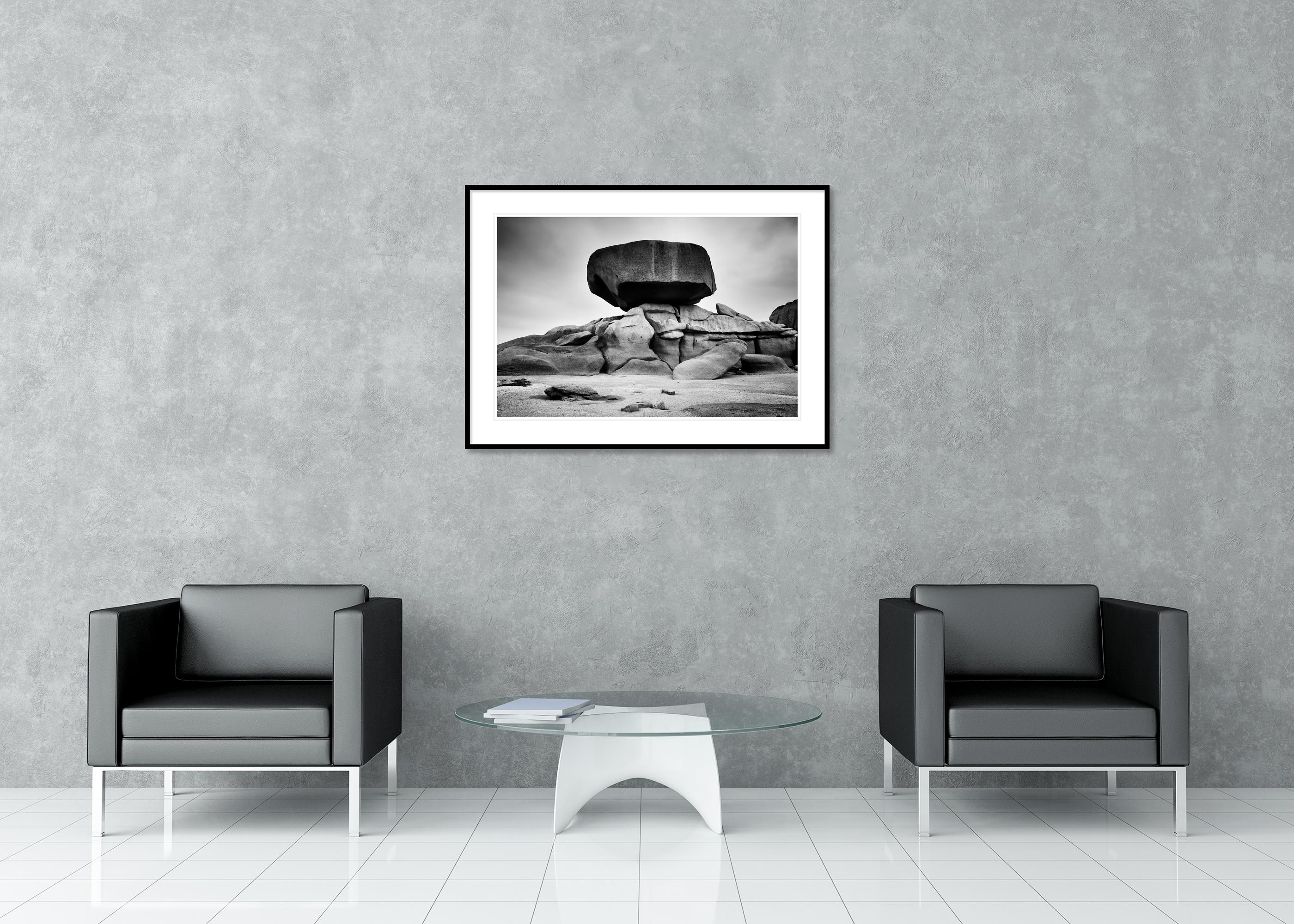 Côte de Granit Rose, formations rocheuses, noir et blanc, paysage, photographie en vente 2