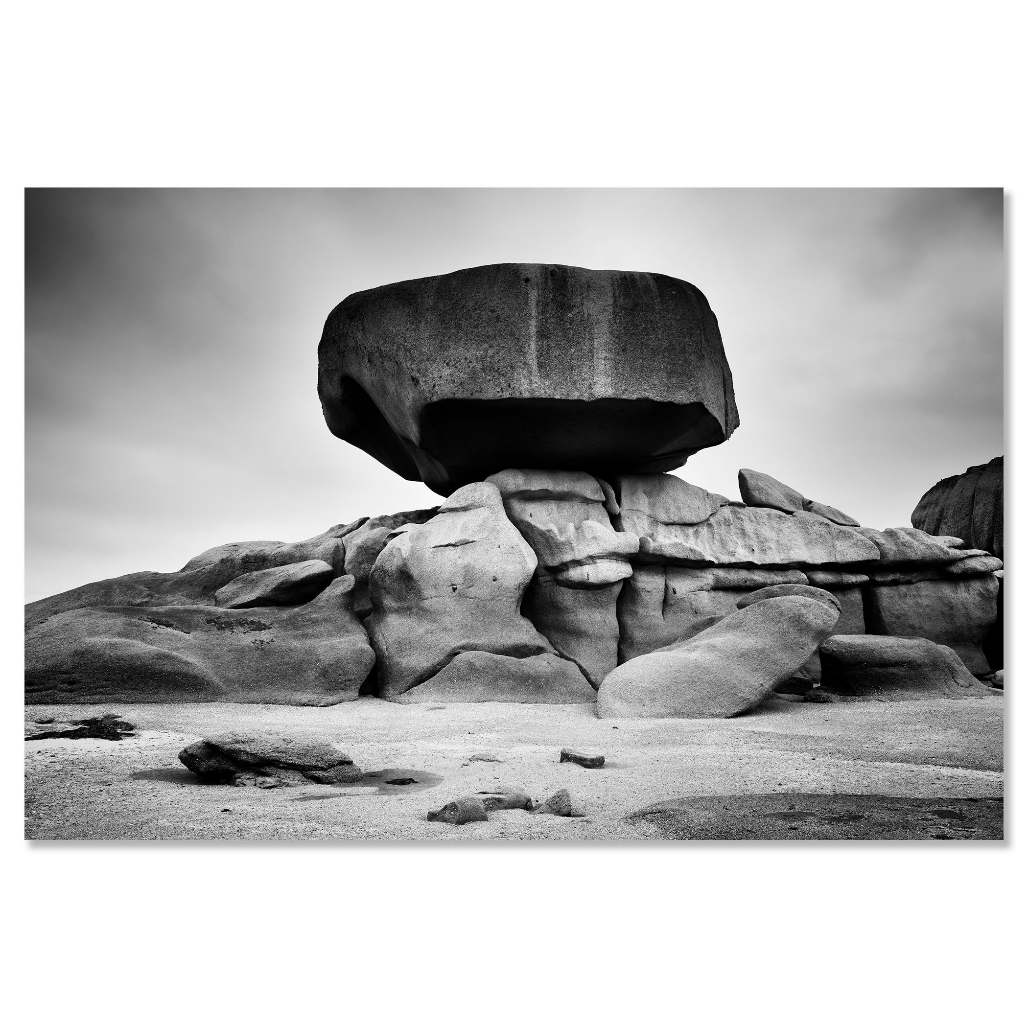 Côte de Granit Rose, formations rocheuses, noir et blanc, paysage, photographie en vente 3