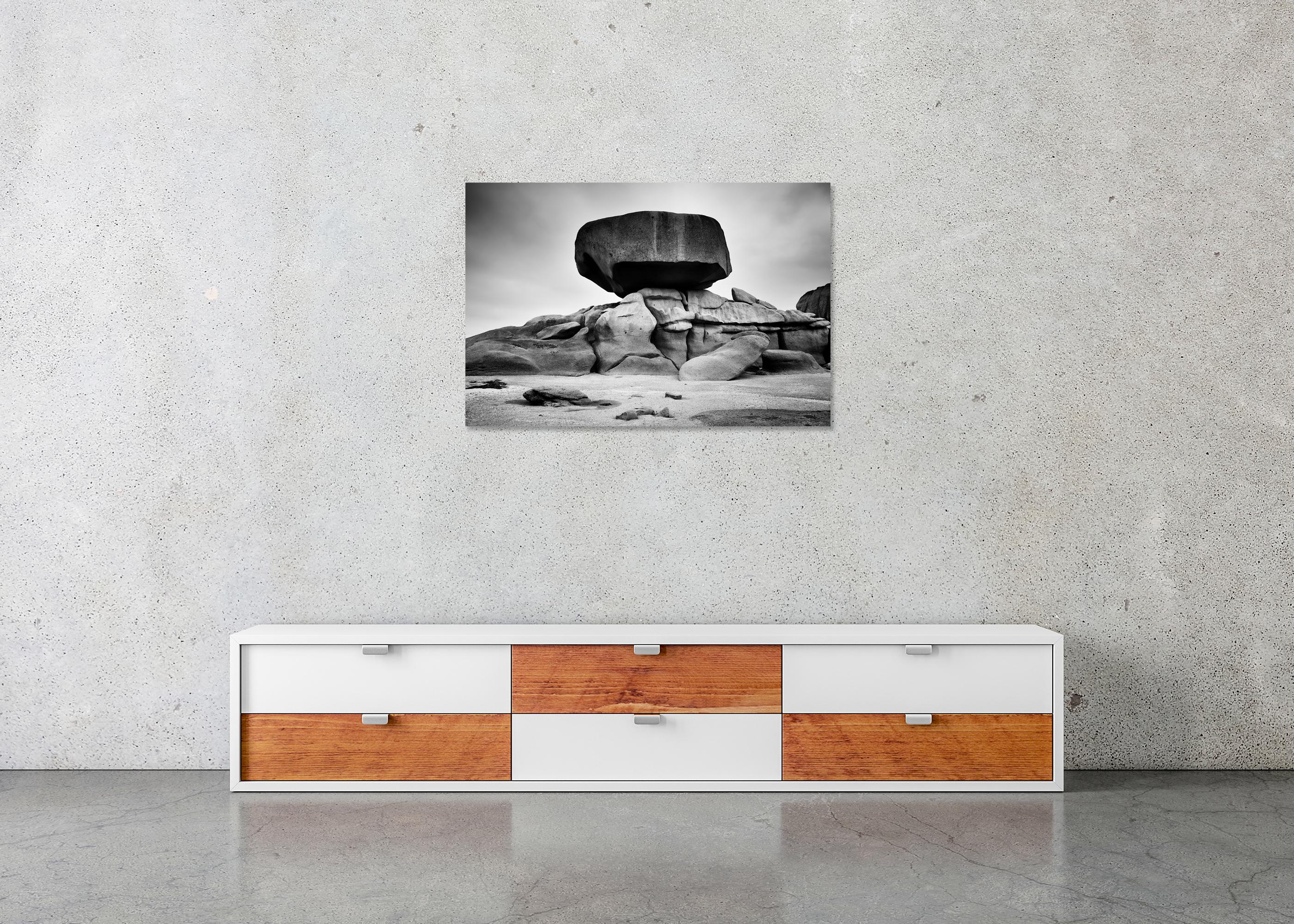 Côte de Granit Rose, formations rocheuses, noir et blanc, paysage, photographie en vente 4