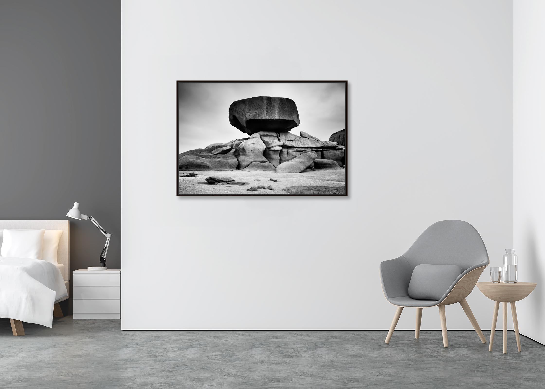 Rosa Granitküste, Felsformationen, schwarz-weiß, Landschaft, Fotografie (Zeitgenössisch), Photograph, von Gerald Berghammer
