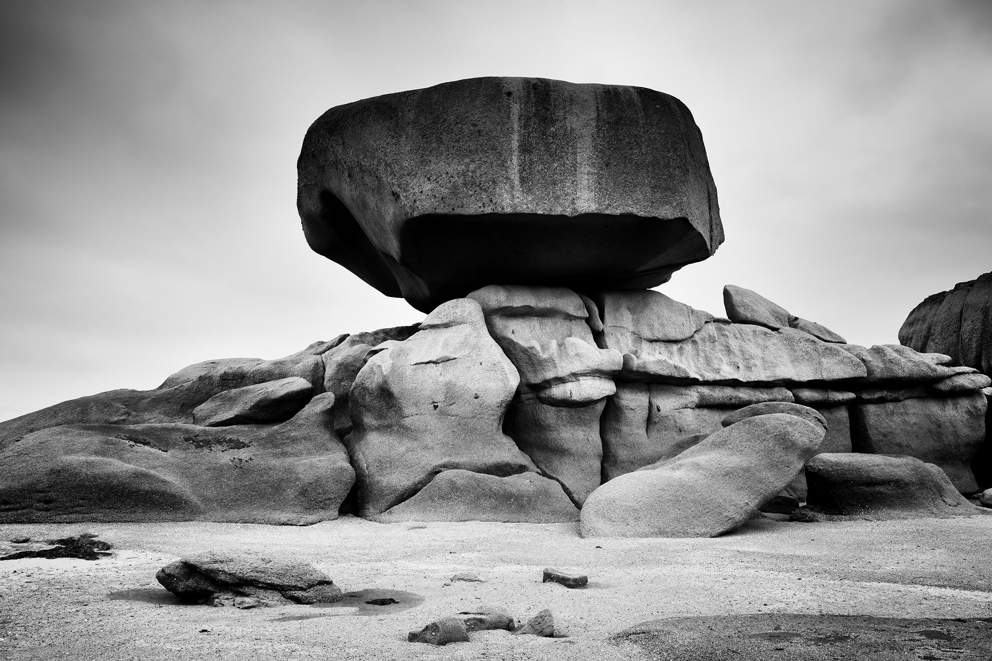 Gerald Berghammer Landscape Photograph – Rosa Granitküste, Felsformationen, schwarz-weiß, Landschaft, Fotografie