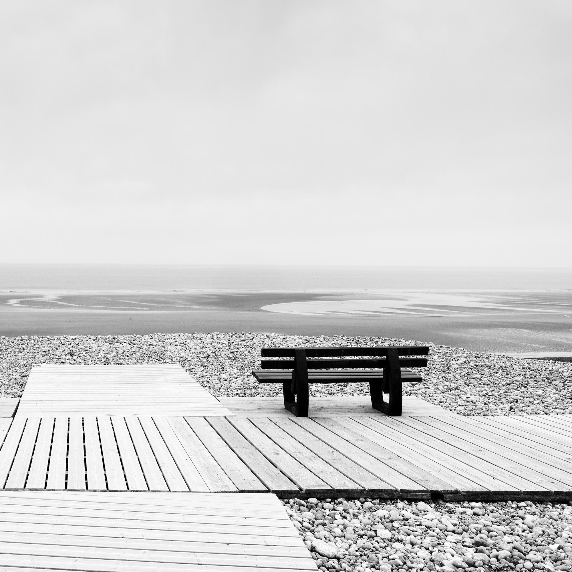 Place to Linger, Bänke, verlassener Strand, schwarz-weißer Landschaftsdruck im Angebot 5