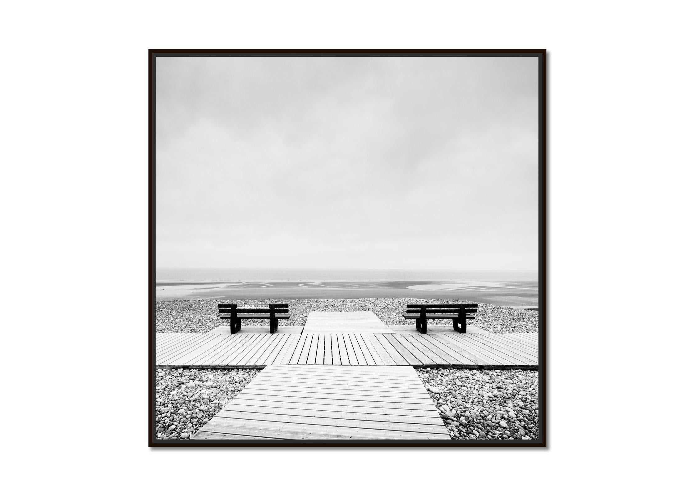 Place to Linger, Bänke, verlassener Strand, schwarz-weißer Landschaftsdruck – Print von Gerald Berghammer