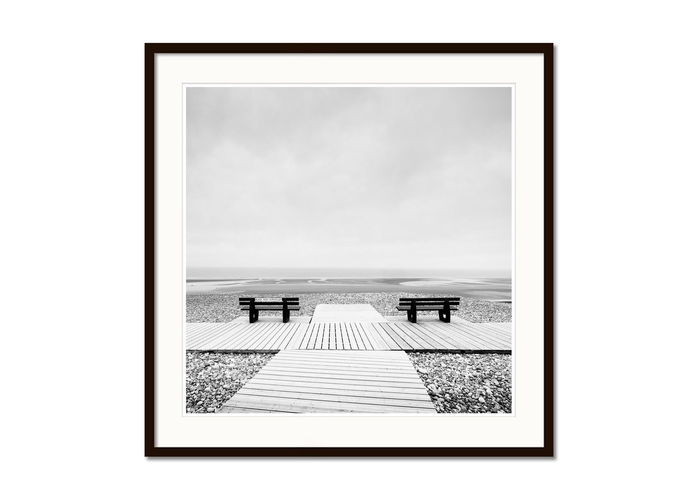 Place to Linger, Bänke, verlassener Strand, schwarz-weißer Landschaftsdruck (Grau), Landscape Print, von Gerald Berghammer
