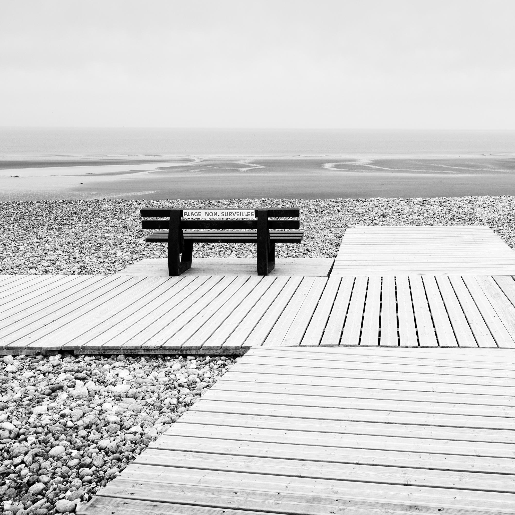 Place to Linger, Bänke, verlassener Strand, schwarz-weißer Landschaftsdruck im Angebot 4