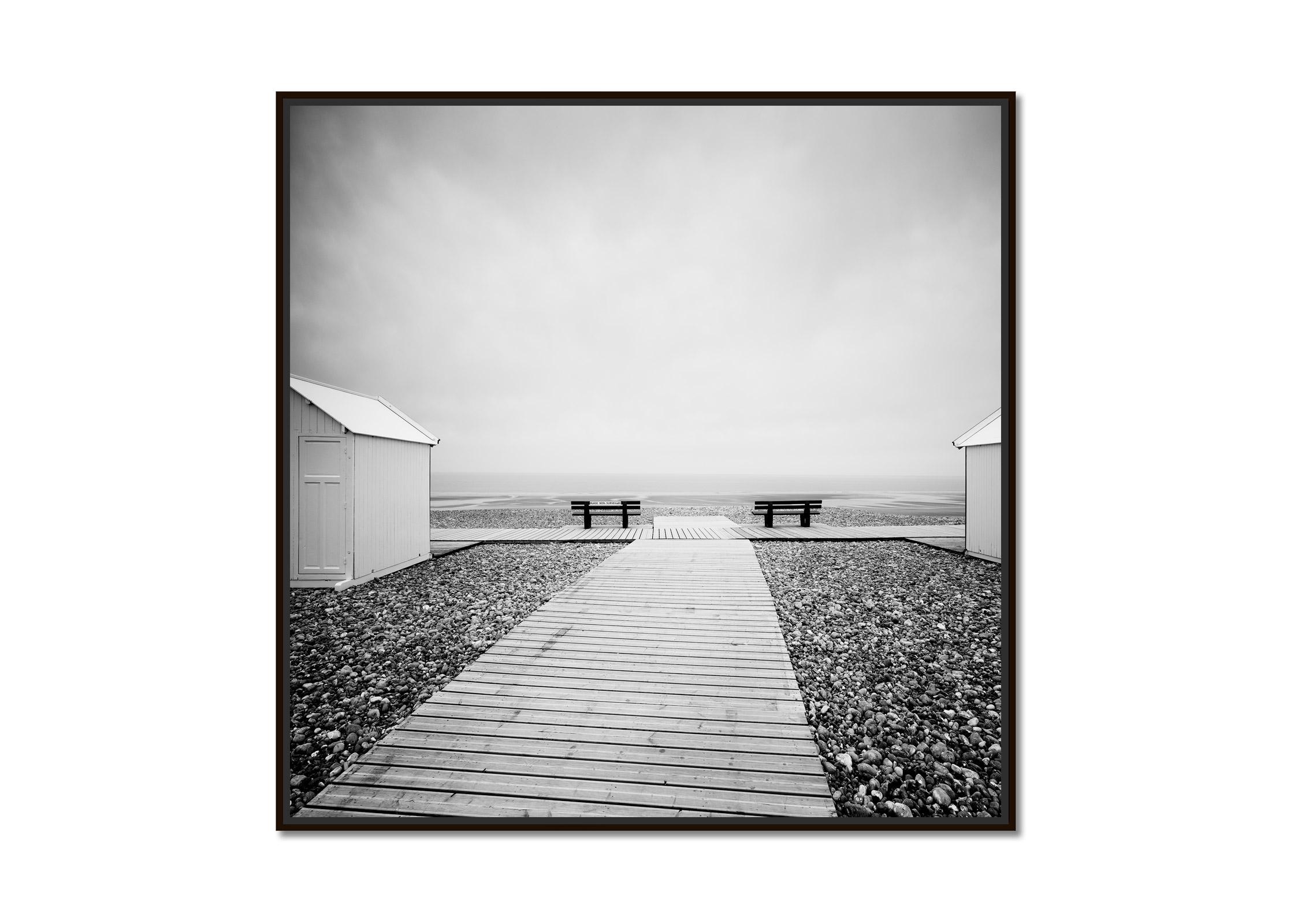 Place to linger, deserted rock beach, schwarz-weiß fine art landscape print – Photograph von Gerald Berghammer