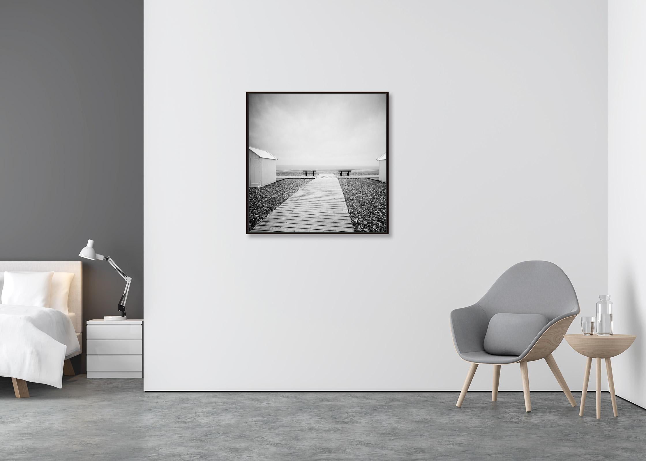 Place to linger, deserted rock beach, schwarz-weiß fine art landscape print (Zeitgenössisch), Photograph, von Gerald Berghammer