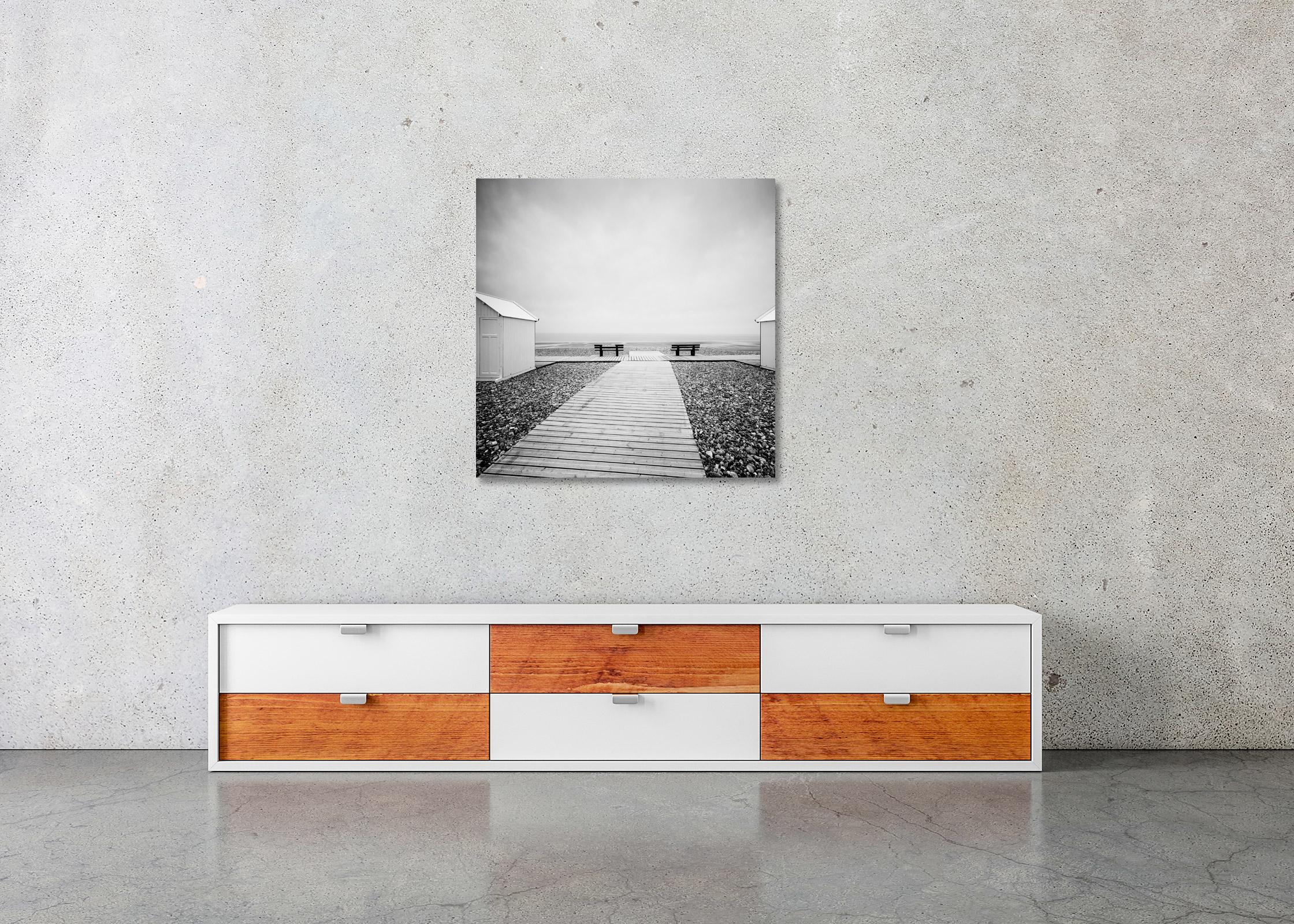 Place to linger, deserted rock beach, schwarz-weiß fine art landscape print im Angebot 2