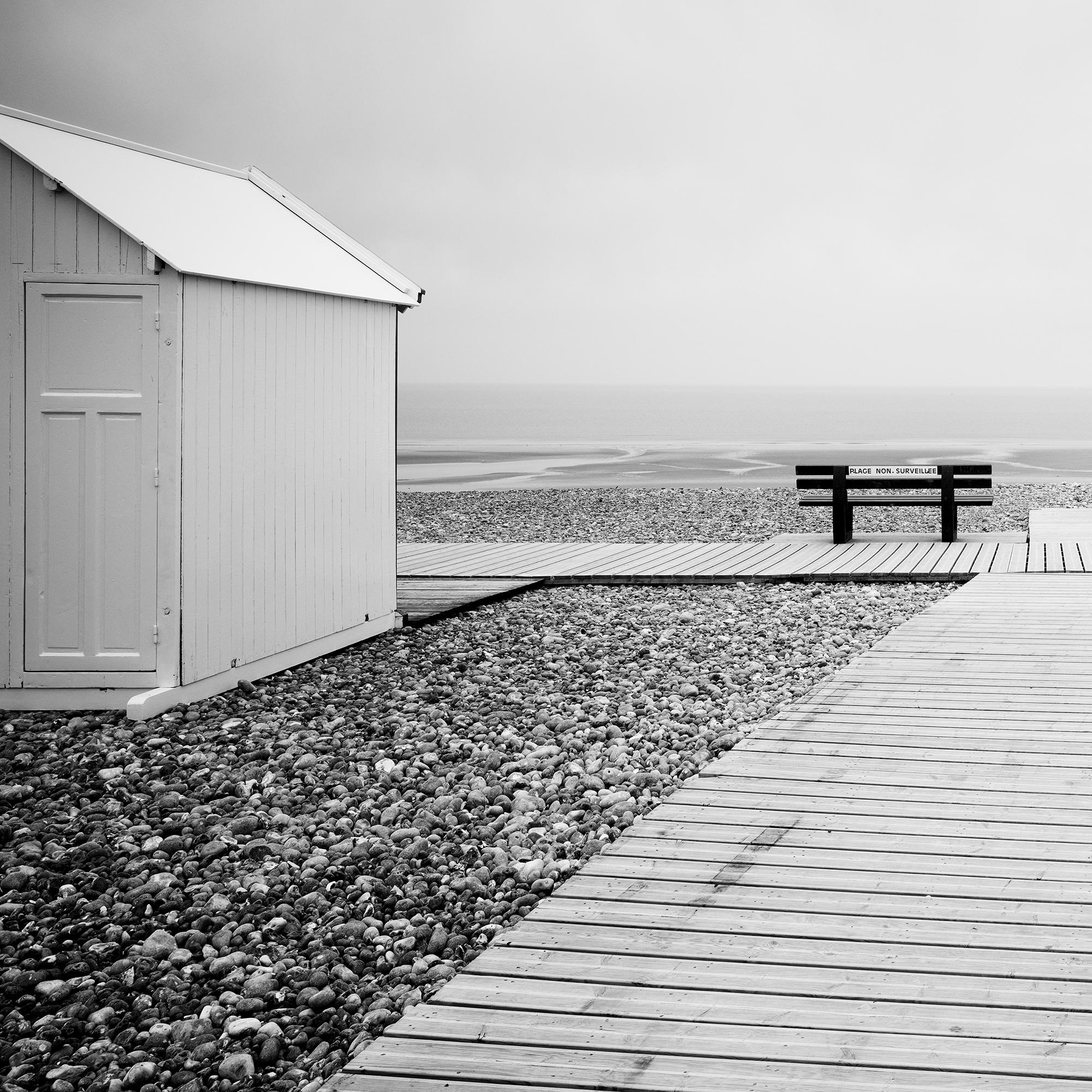 Place to linger, deserted rock beach, schwarz-weiß fine art landscape print im Angebot 4