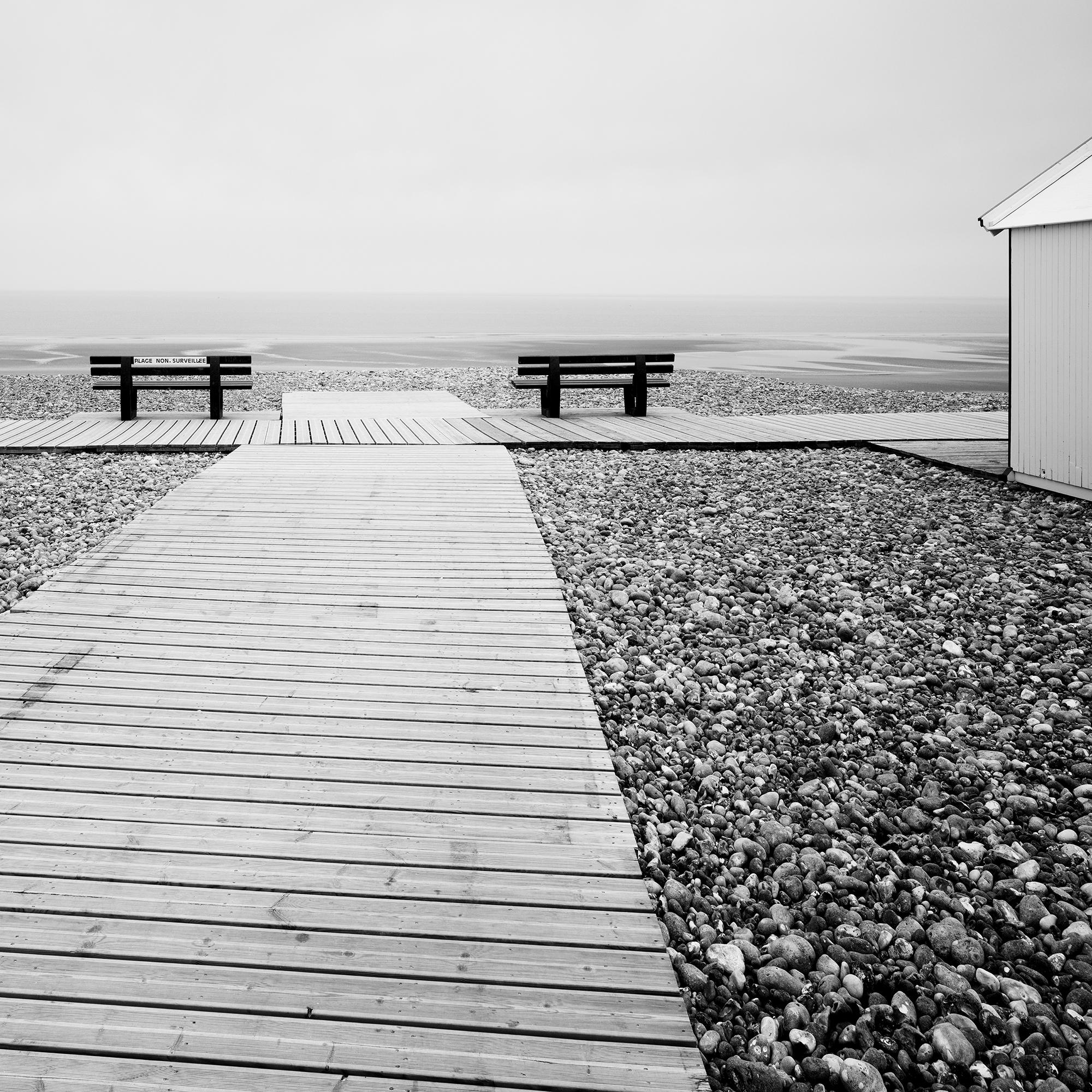 Place to linger, deserted rock beach, schwarz-weiß fine art landscape print im Angebot 5