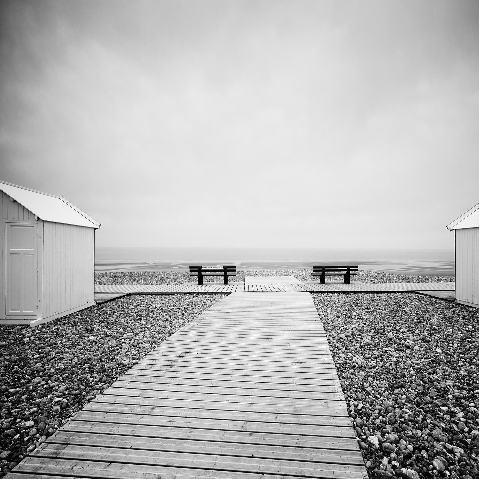 Place to linger, deserted rock beach, schwarz-weiß fine art landscape print