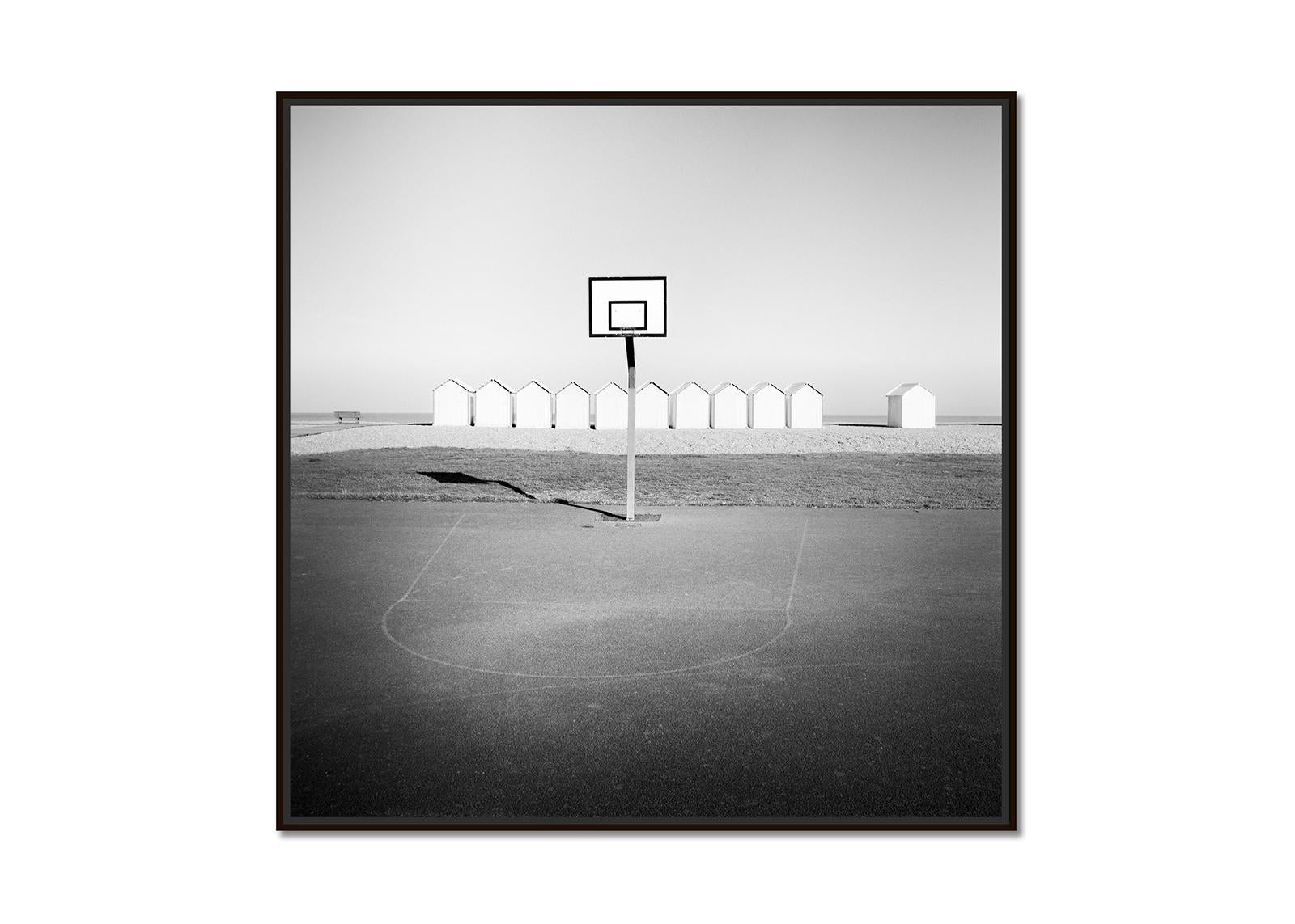 Parque infantil, casetas de playa, baloncesto, fotografía en blanco y negro, paisaje - Photograph de Gerald Berghammer