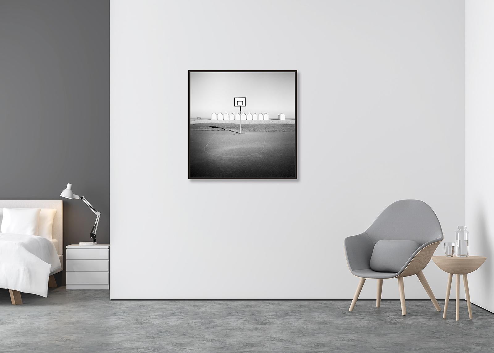 Parque infantil, casetas de playa, baloncesto, fotografía en blanco y negro, paisaje - Photograph Contemporáneo de Gerald Berghammer