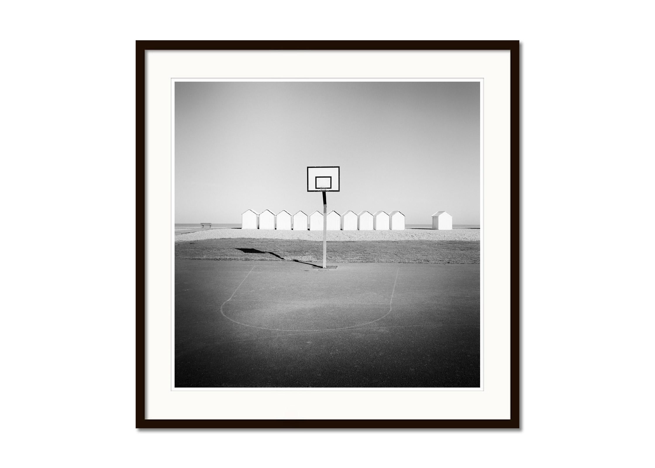 Playground, huttes de plage, basket-ball, France, photographies de paysages en noir et blanc - Gris Landscape Photograph par Gerald Berghammer