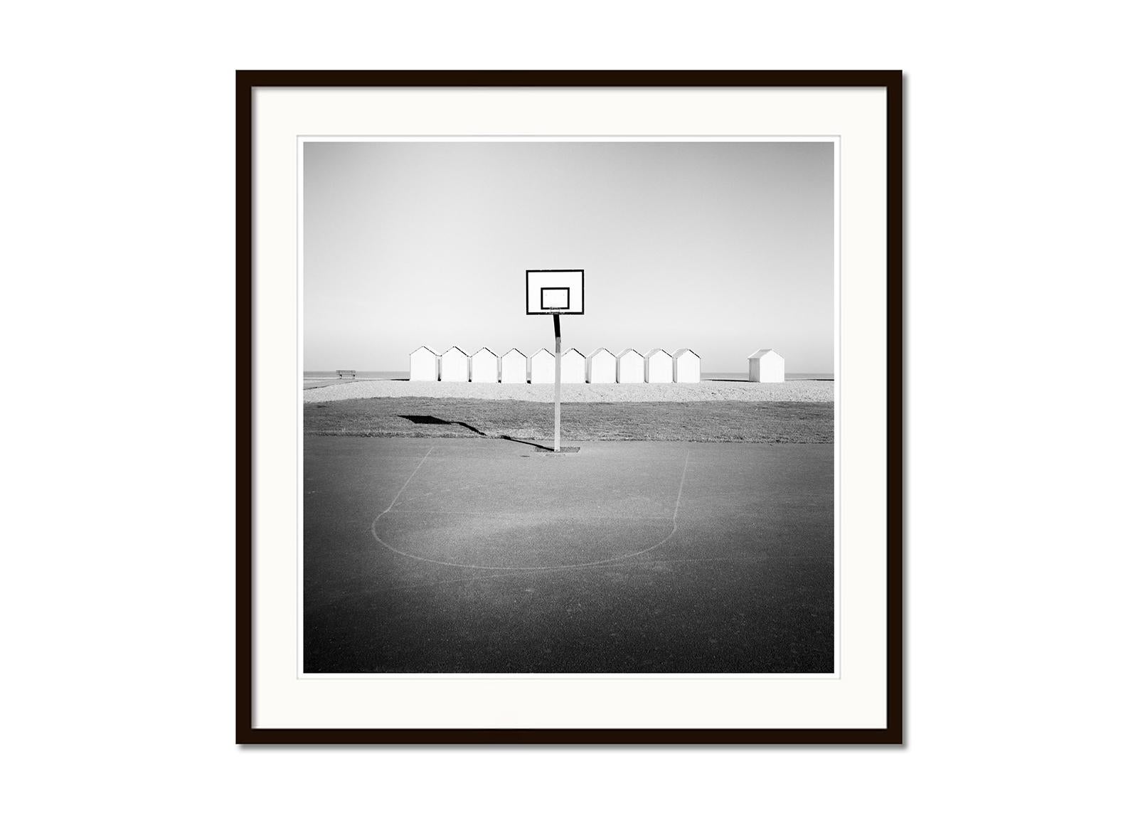 Parque infantil, casetas de playa, baloncesto, fotografía en blanco y negro, paisaje - Landscape Photograph Gris de Gerald Berghammer