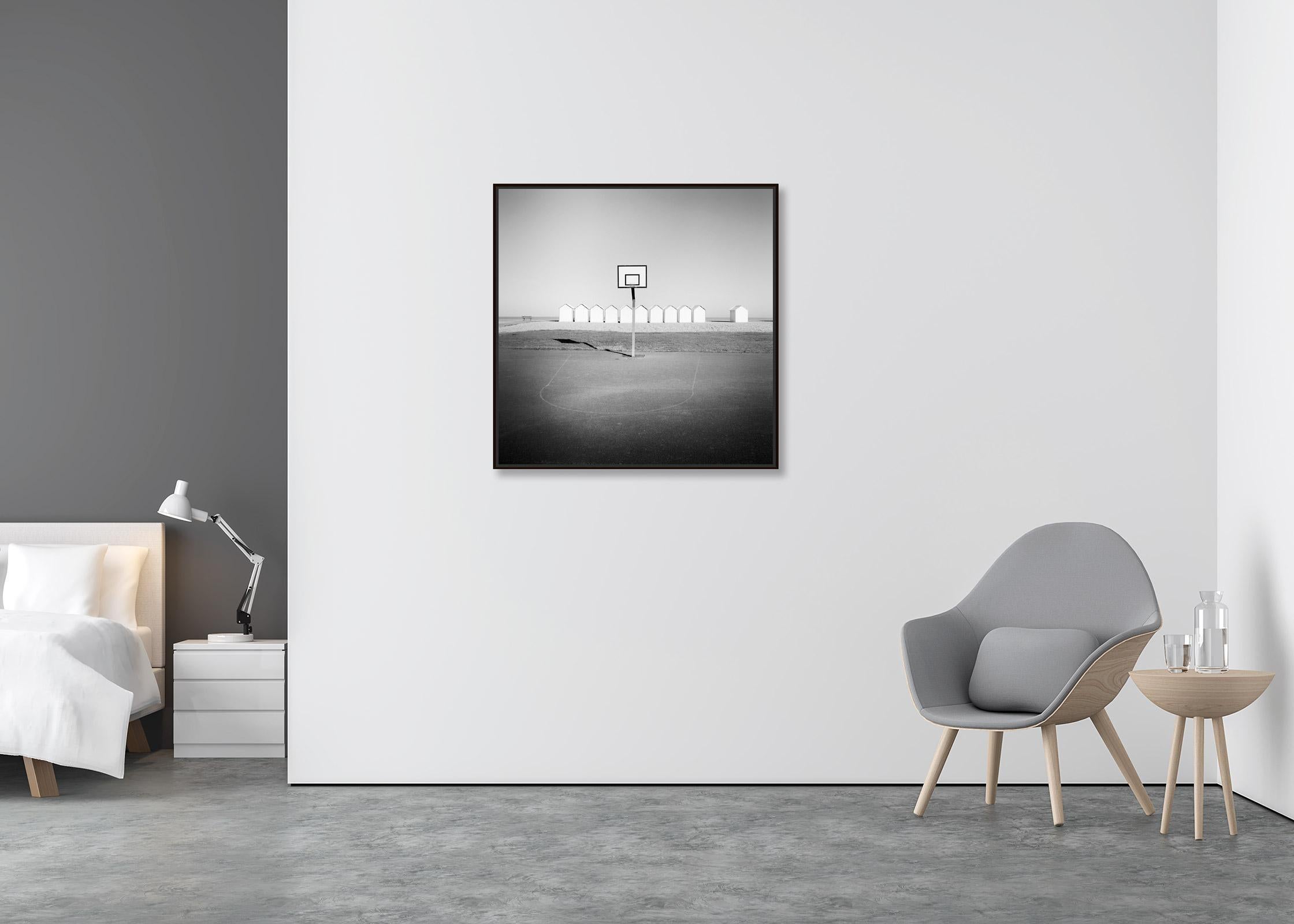 Playground, huttes de plage, basket-ball, France, photographies de paysages en noir et blanc en vente 2