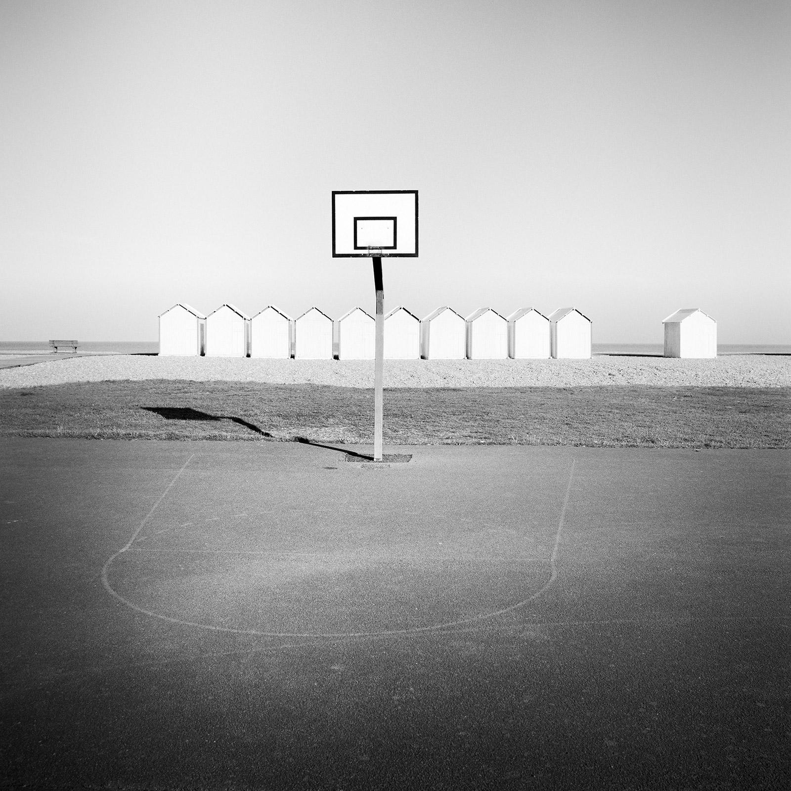 Parque infantil, casetas de playa, baloncesto, fotografía en blanco y negro, paisaje